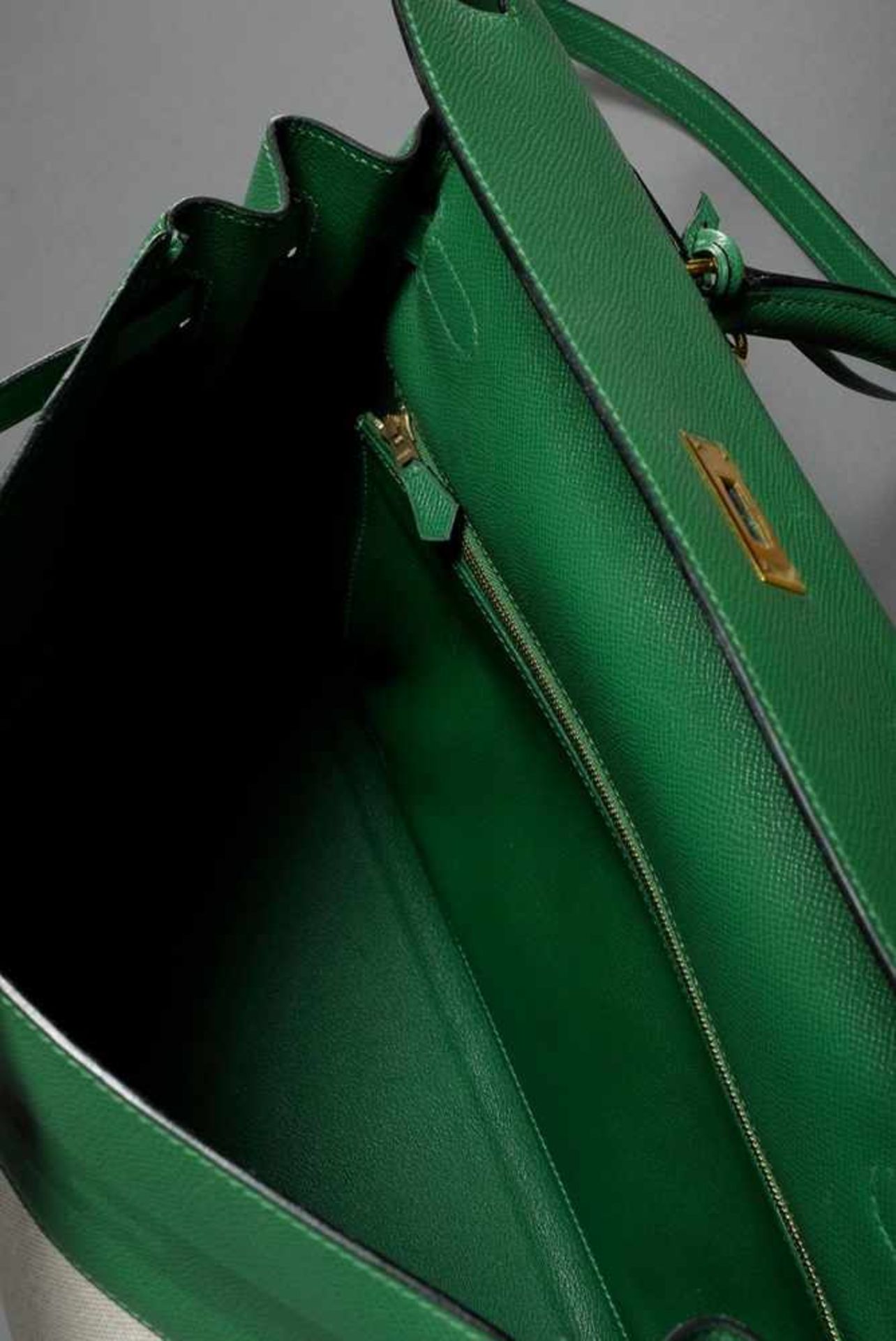 Hermès "Kelly Bag 35" 1999, linen and green calfskin, trapezoid body with arched carrying handle, - Bild 8 aus 9