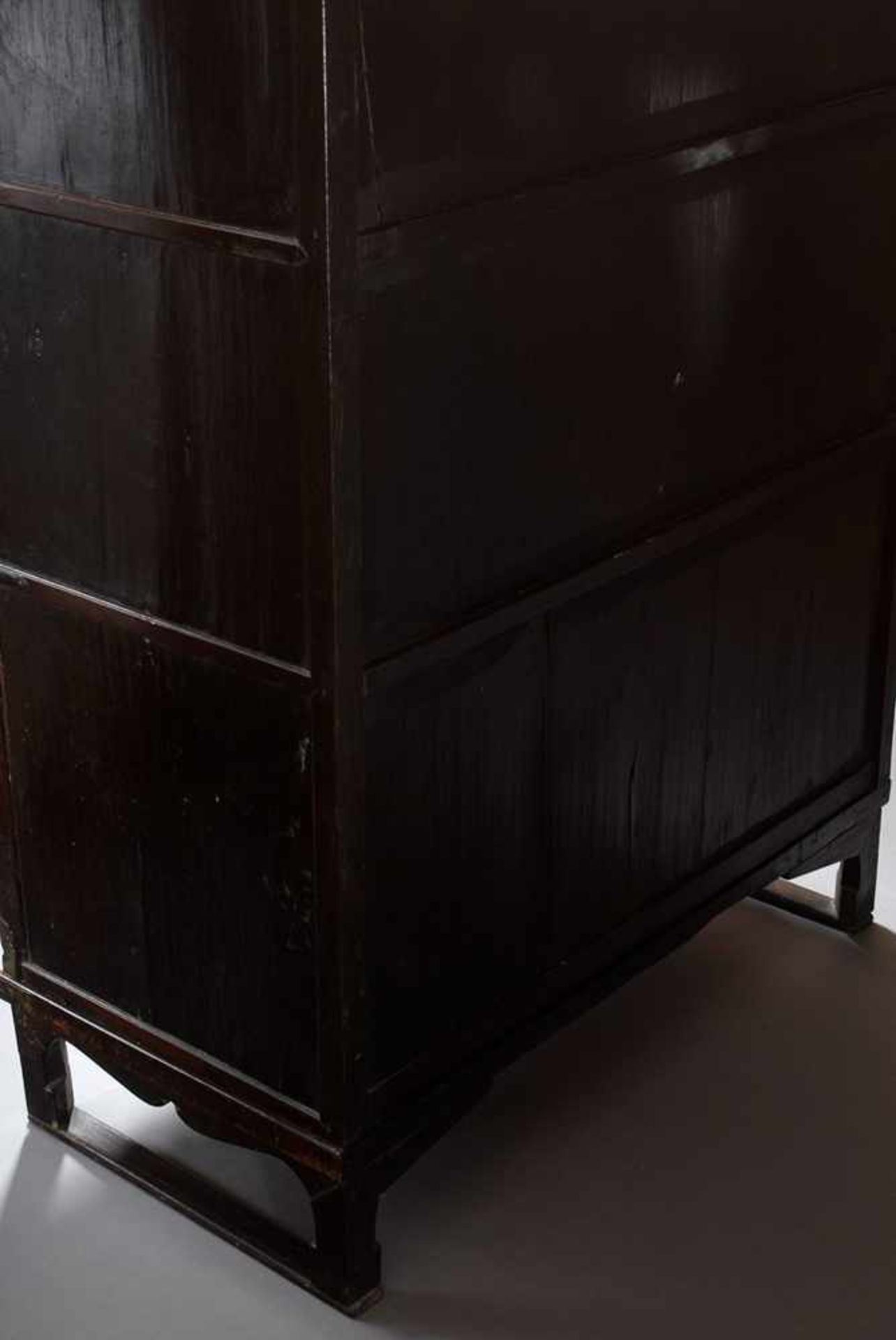 Large Korean "Rice Chest" with three double doors and 4 drawers, walnut with decorative brass - Image 4 of 9