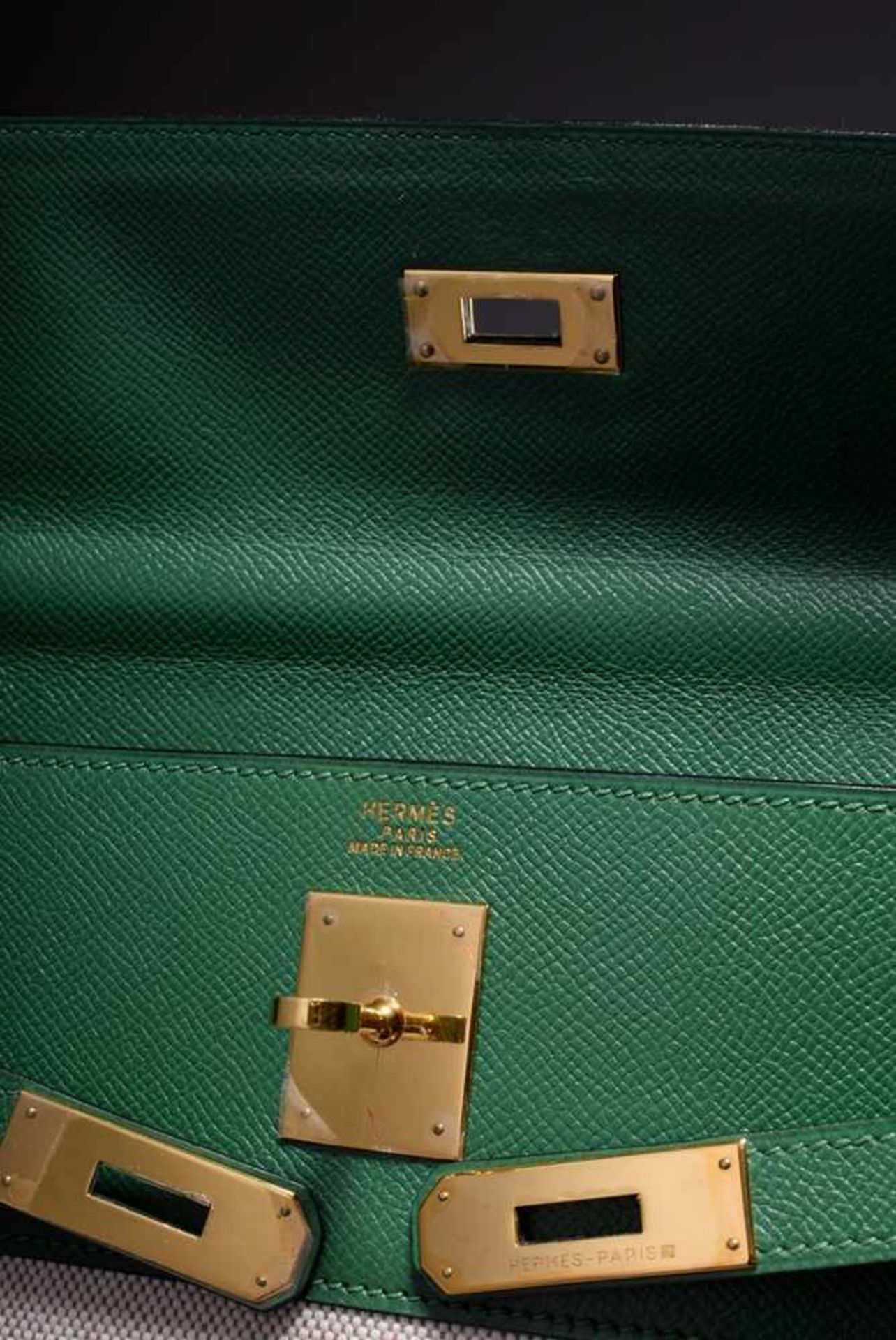 Hermès "Kelly Bag 35" 1999, linen and green calfskin, trapezoid body with arched carrying handle, - Bild 7 aus 9