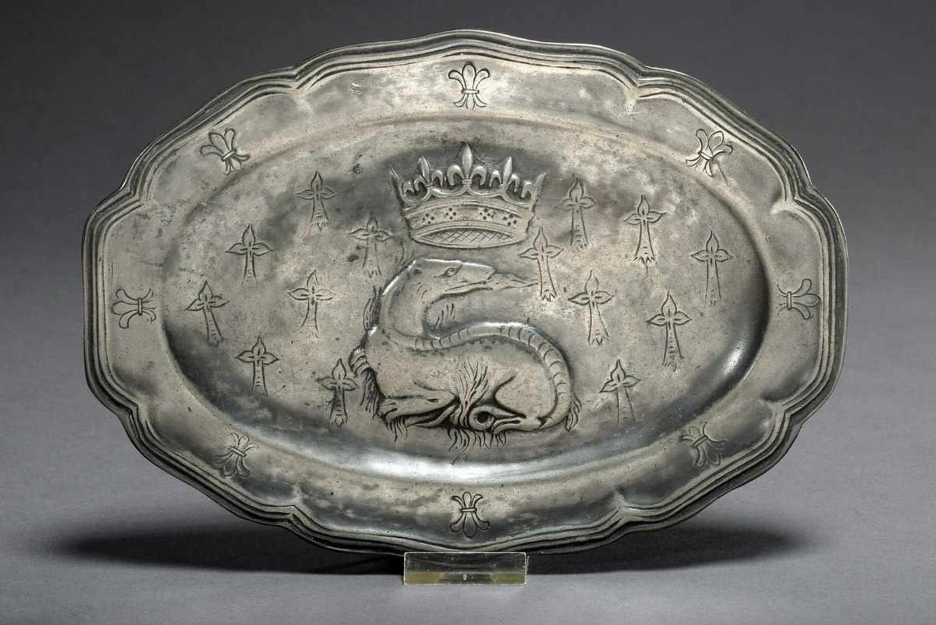 2 Various parts pewter: oval plate with relief "Crowned Fabulous Creature" in the mirror and - Bild 2 aus 9