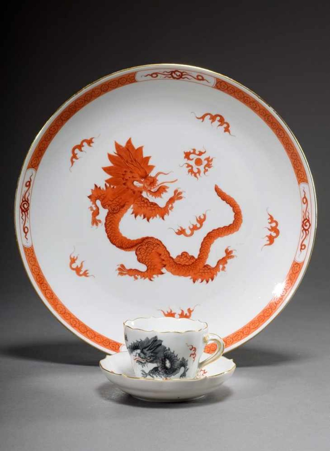 2 Various parts Meissen "Ming Dragon" mocha cup (h. 6cm) and plate (Ø 25,5cm) in black and red,
