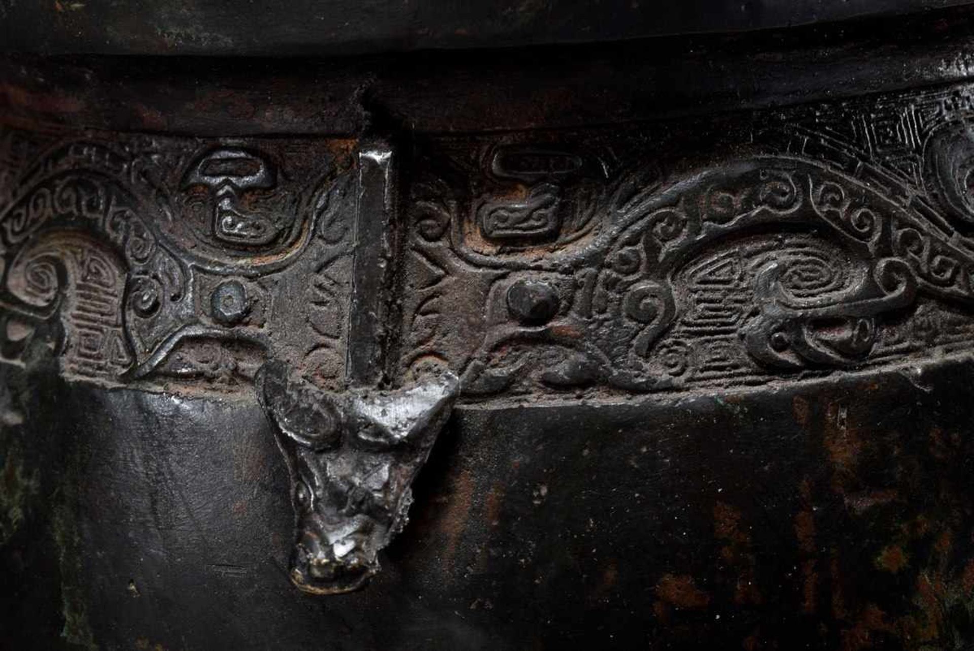 Bronze ritual vessel of the type "Ding" with archaic ornamental frieze on 3 legs, China 18th/19th - Image 4 of 10