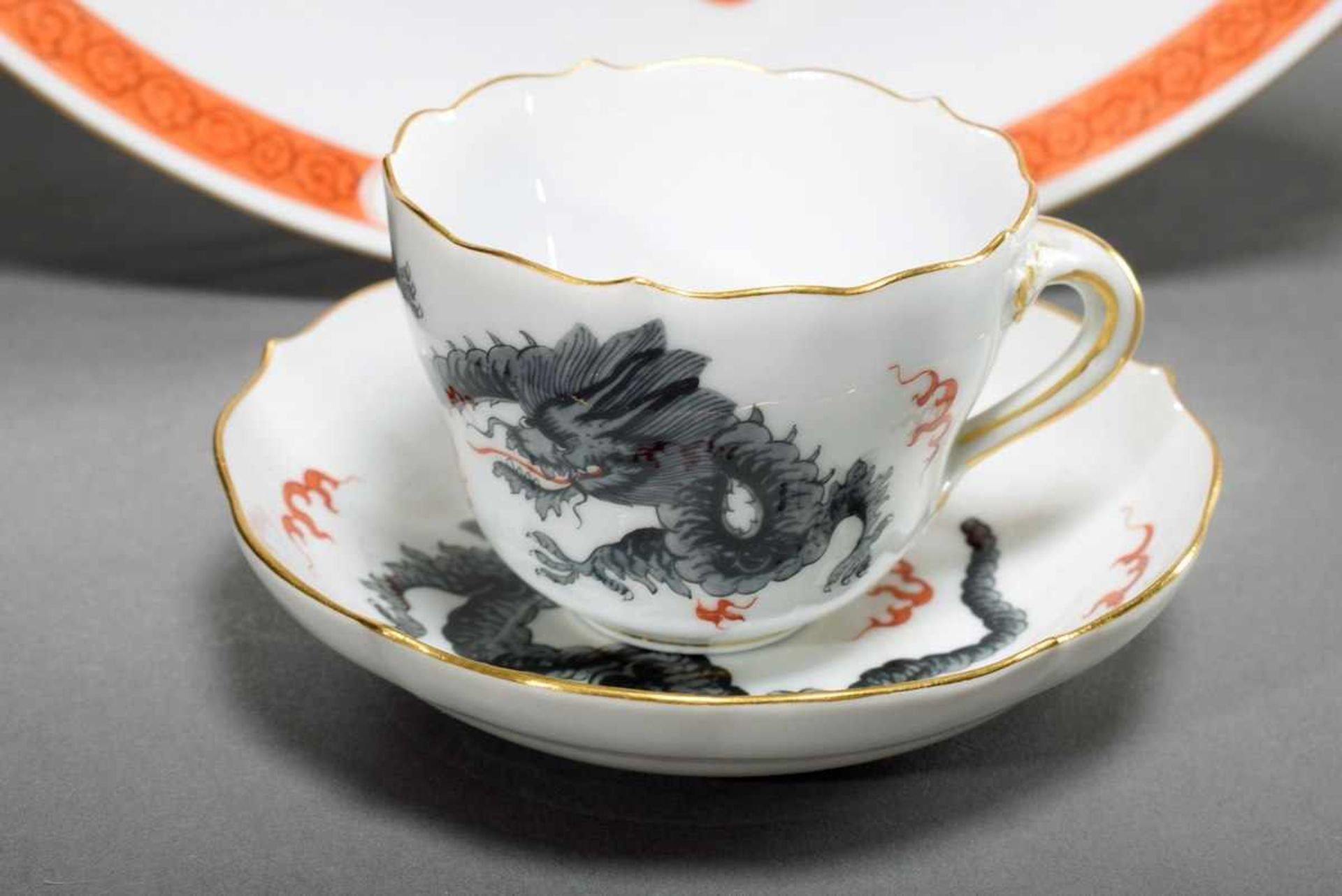 2 Various parts Meissen "Ming Dragon" mocha cup (h. 6cm) and plate (Ø 25,5cm) in black and red, - Bild 2 aus 4