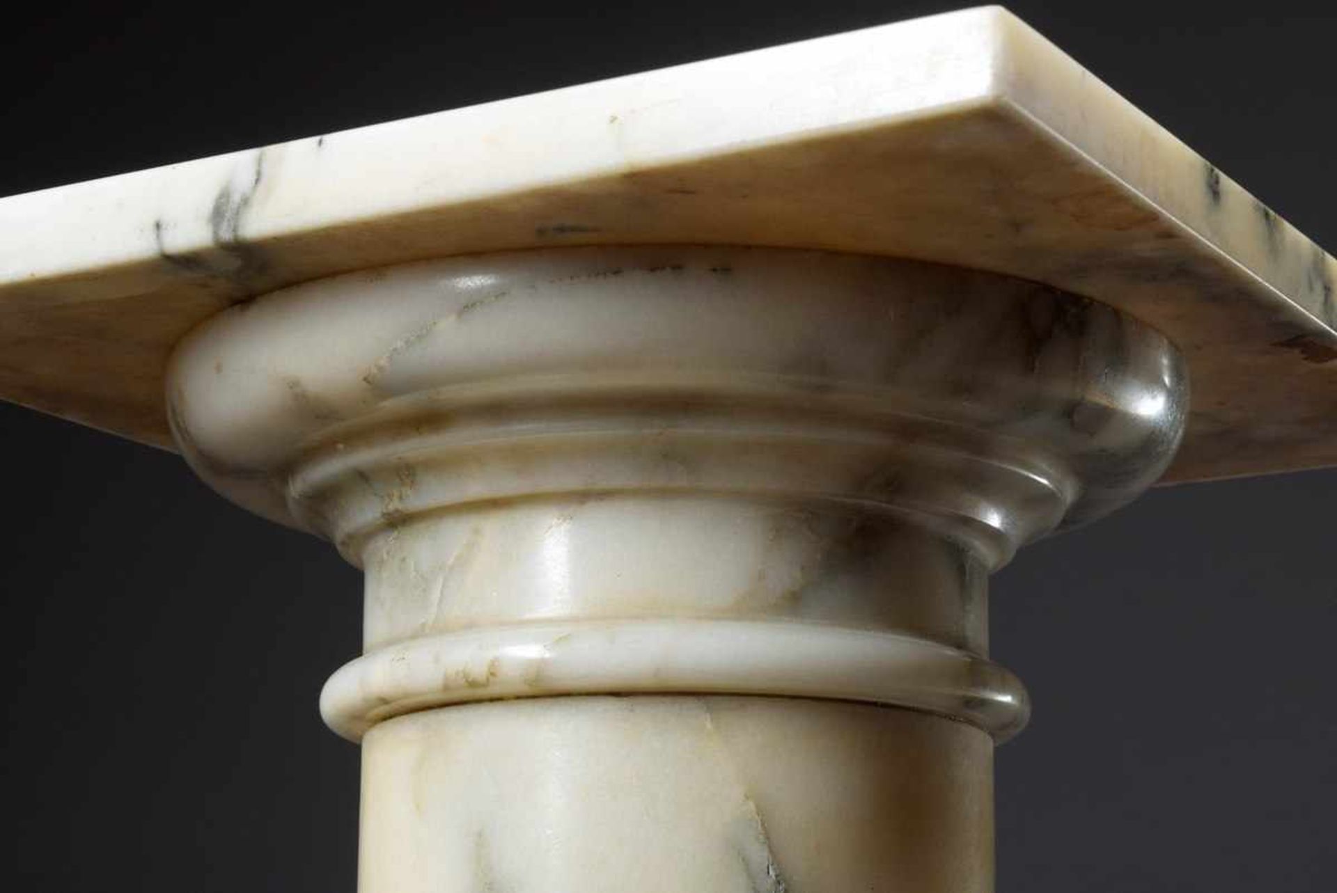 Plain white marble column with black veining, h. 111,5cm, scratch marks, slightly bumpedSchlichte, - Image 4 of 7