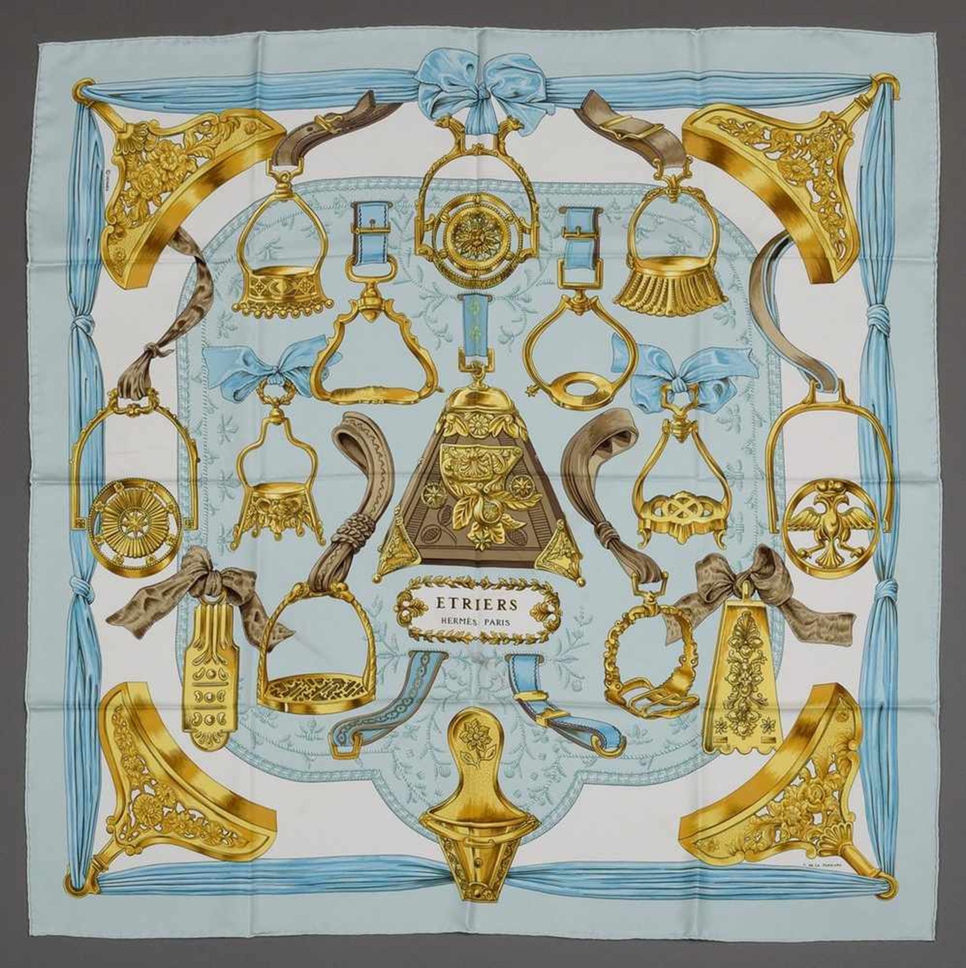 Hermès Carré "Étriers" hellblau/gold, Entw.: Francoise de la Perrier 1964, Seide, 90x90cmHermès - Bild 2 aus 5