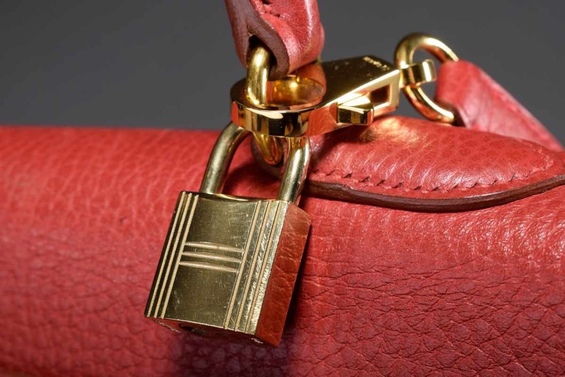 Hermès "Kelly Bag Souple 35", 1998, red calfskin, trapezoid body with arched handle, flap with - Bild 5 aus 8