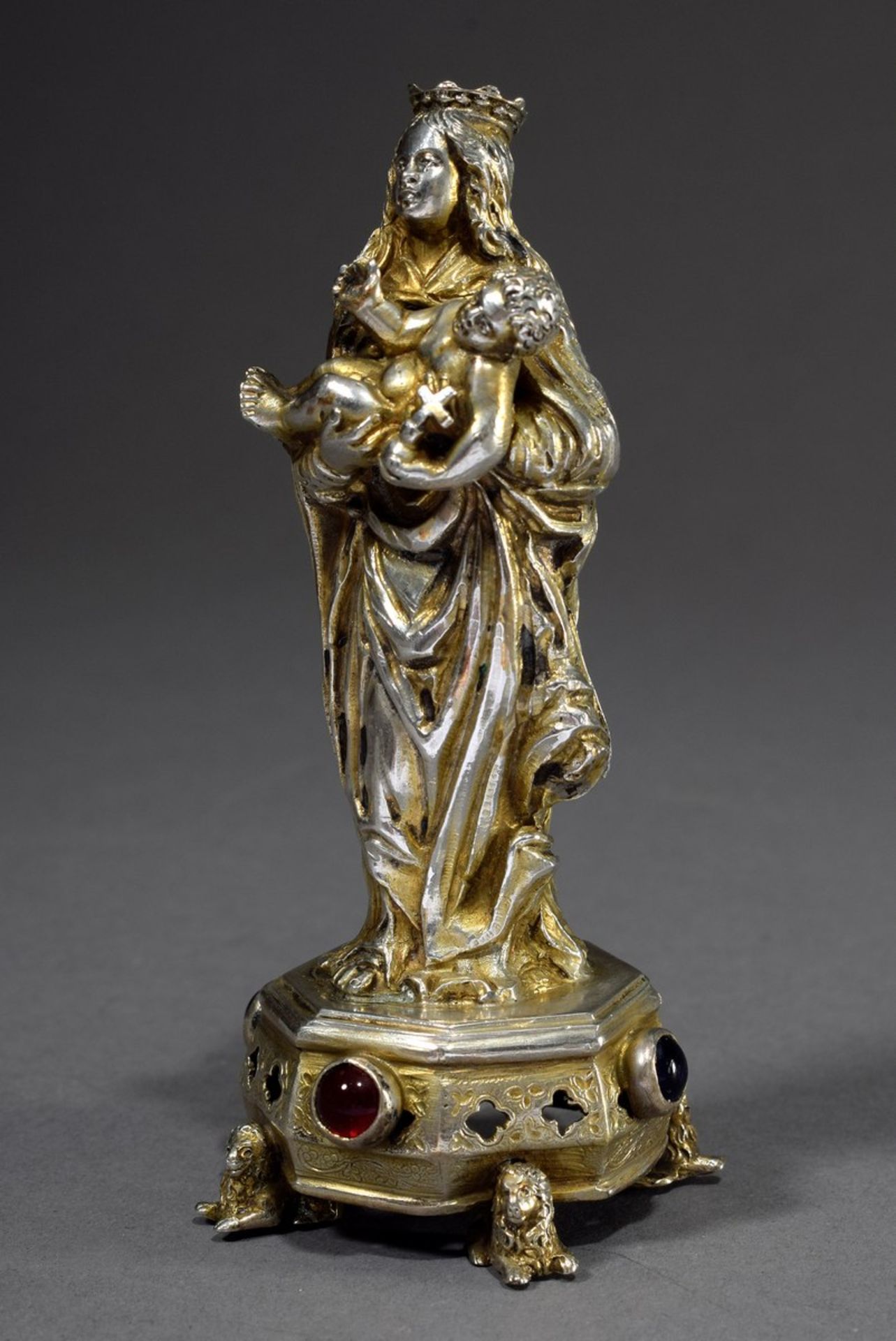 Statuette "Stehende Madonna mit Kind" auf durchbrochenem von 4 Löwen getragenem Postament, mit - Bild 4 aus 6