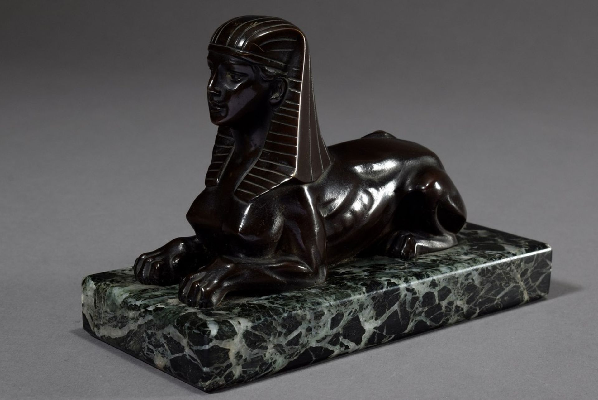 Bronze „Sphinx“ auf grünem Marmorsockel, dunkel patiniert, um 1900, H. 9/11cm, leichte - Bild 2 aus 6