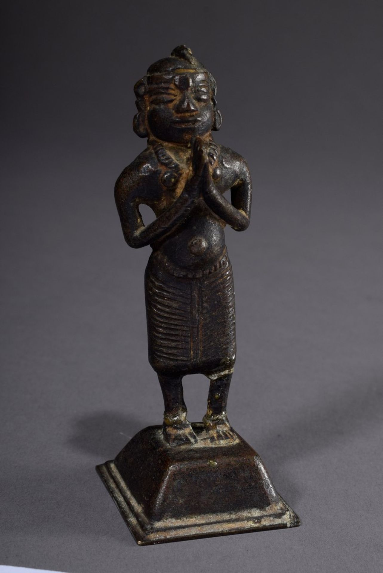 6 Diverse figürliche Bronzen: 3 "Betende", 2 "Thronende" und 1 "Vishnu Baby", Indien 19.Jh., H. 7- - Bild 6 aus 10
