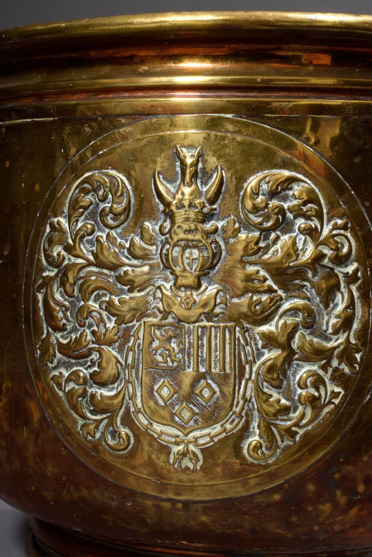 Großer Messing Kaminholz Eimer mit reliefiertem "Wappen" (Jehan de Berges (Glymes), Seigneur de - Bild 2 aus 6