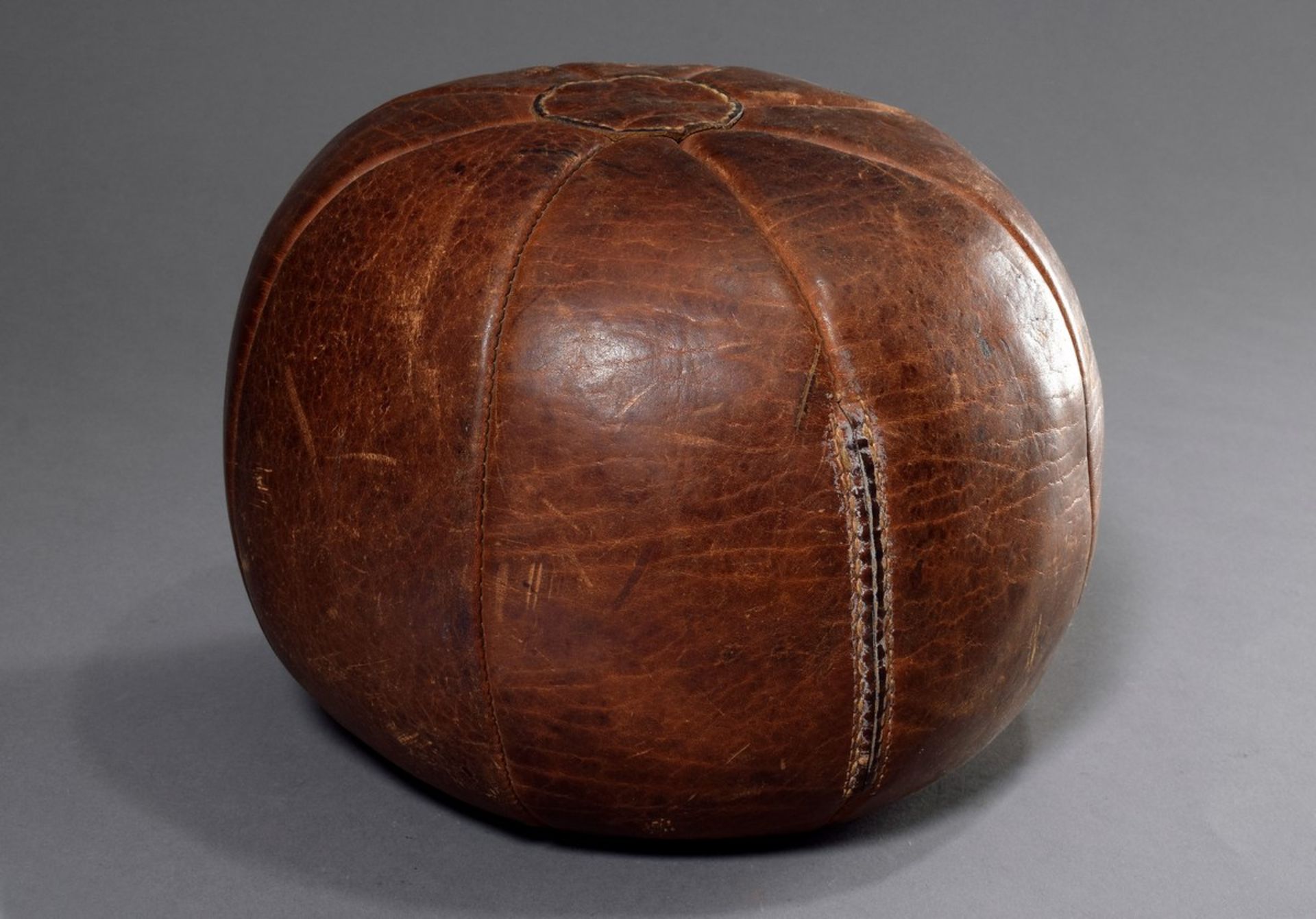 Alter Leder Medizinball mit schöner Patina, braun, Ø ca. 28cm, leichte Gebrauchsspuren