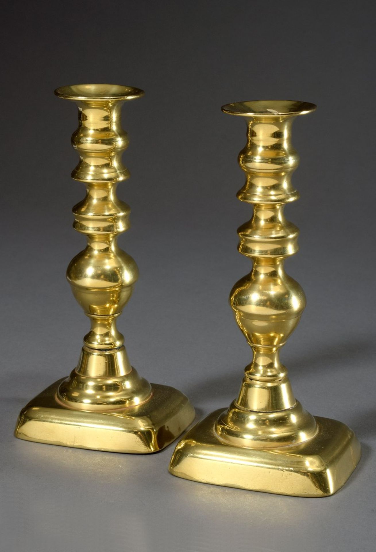 Paar englische Messing Leuchter auf quergerilltem Baluster über rechteckigem Fuß, H. 20,5cmPair of