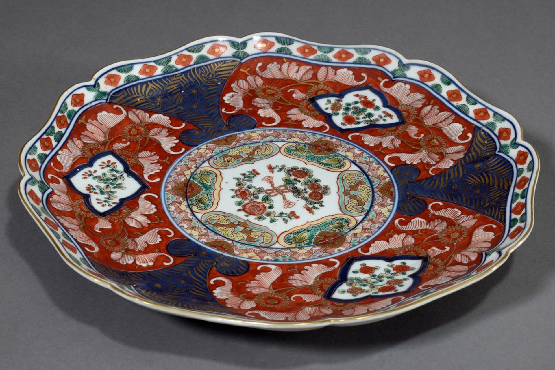 Japanischer Imari Teller mit passigem Rand und reicher floraler Malerei sowie Goldstaffage, verso: 6 - Bild 2 aus 2