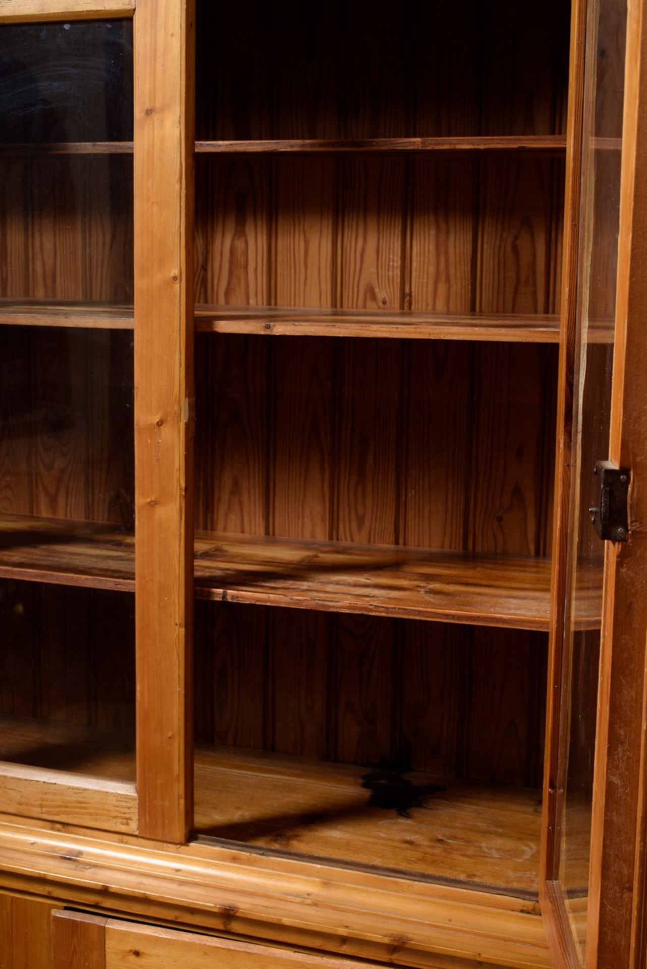 Weichholz Küchenschrank in schlichter Façon mit drei verglasten Schiebetüren, 216x149x45cmSoftwood - Bild 6 aus 6