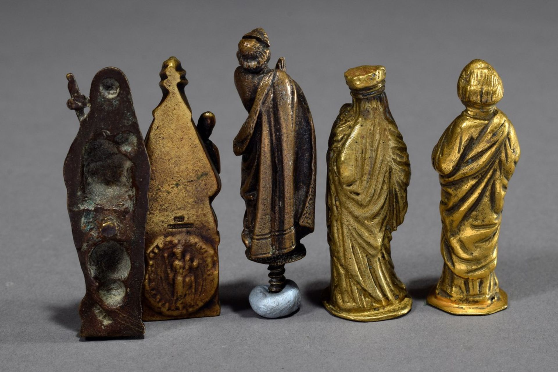 5 Diverse sakrale Gelbguss Miniaturen: "Betende Assistenzfigur", "Märtyrerin mit Schwert", " - Bild 2 aus 3