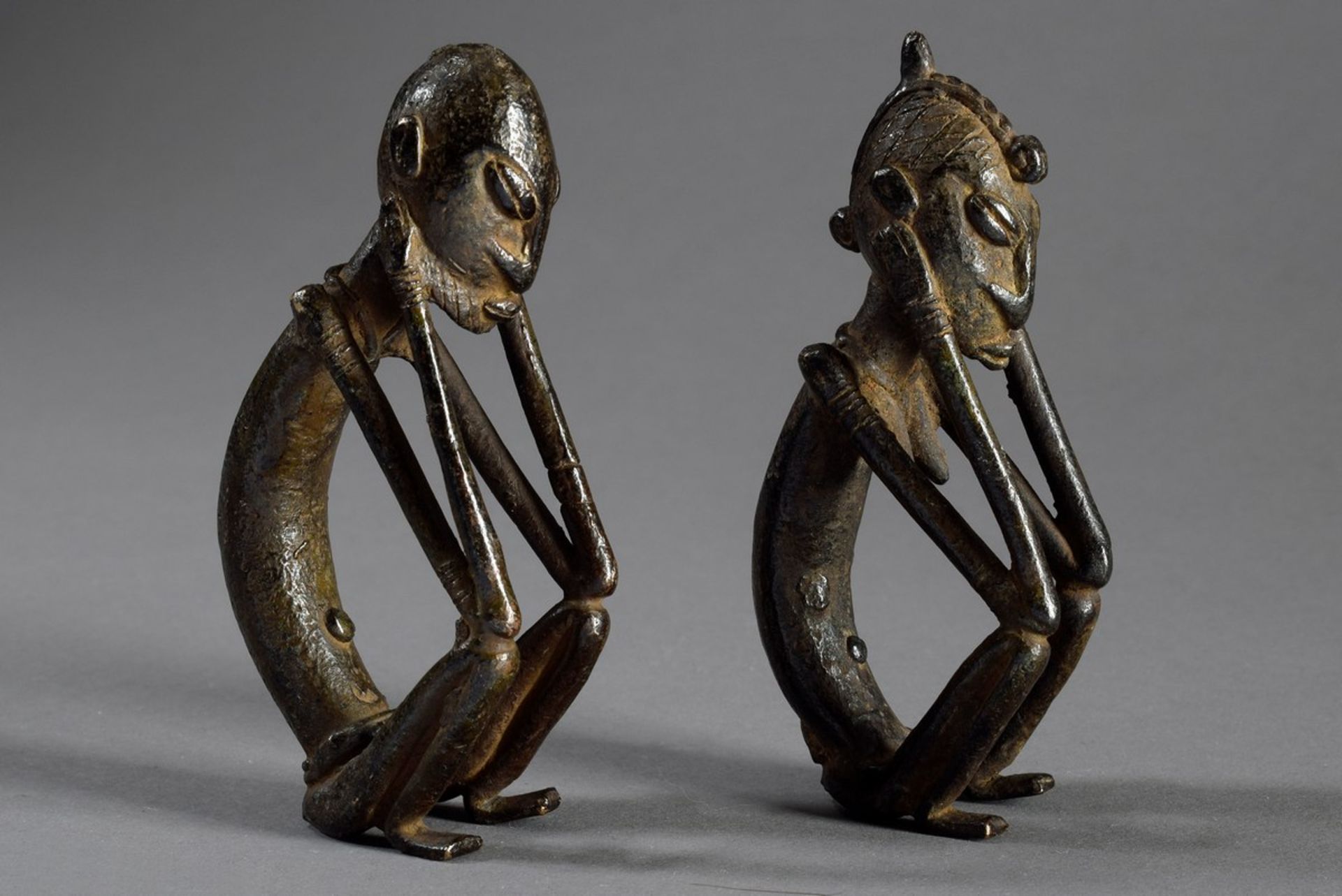 Paar hockende afrikanische Eisen Figuren "Mann und Frau", H. 11cm