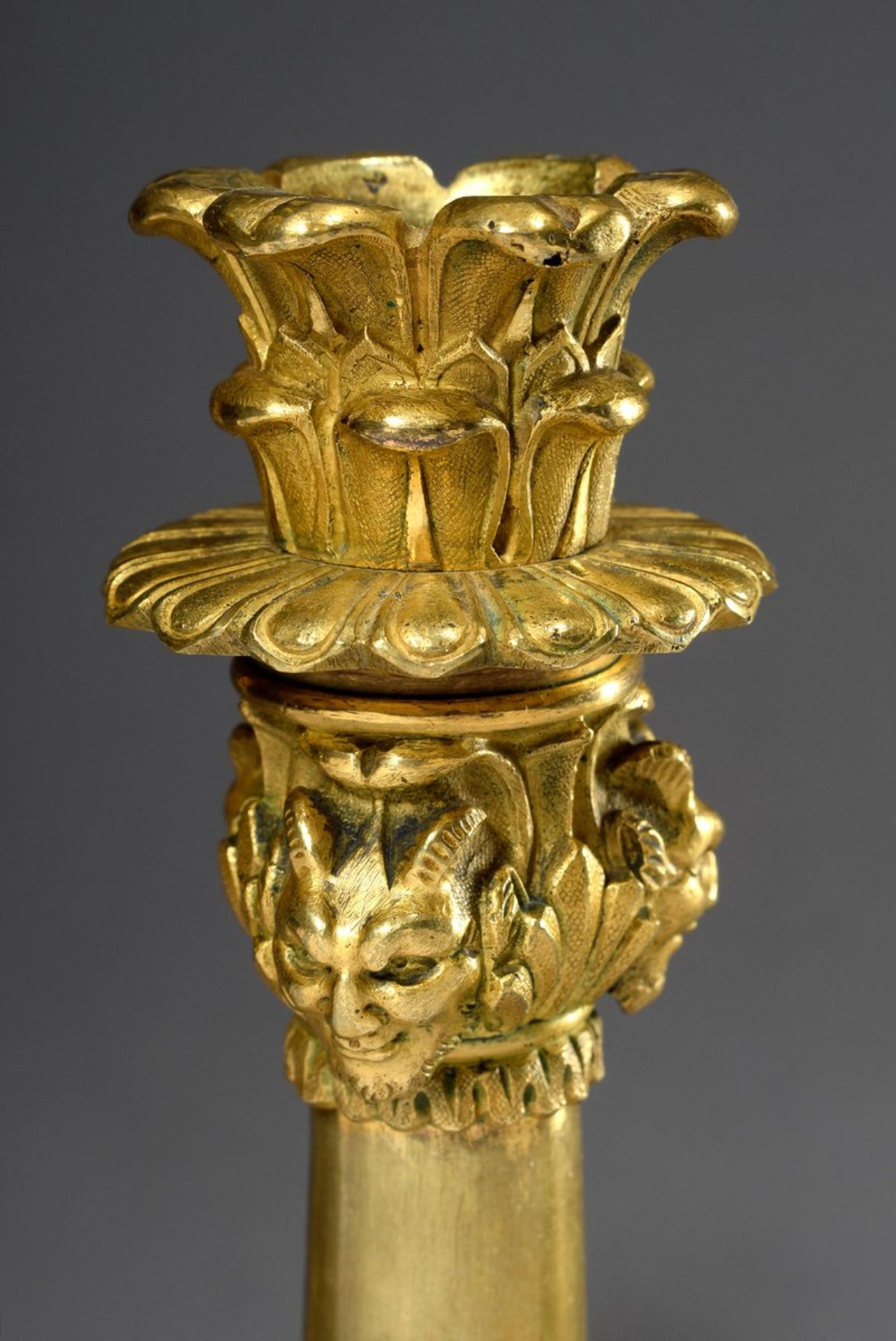 Paar feuervergoldete Bronze Leuchter auf fein gearbeiteten dreifachen Volutenfüßen mit Maskarons, - Bild 2 aus 5