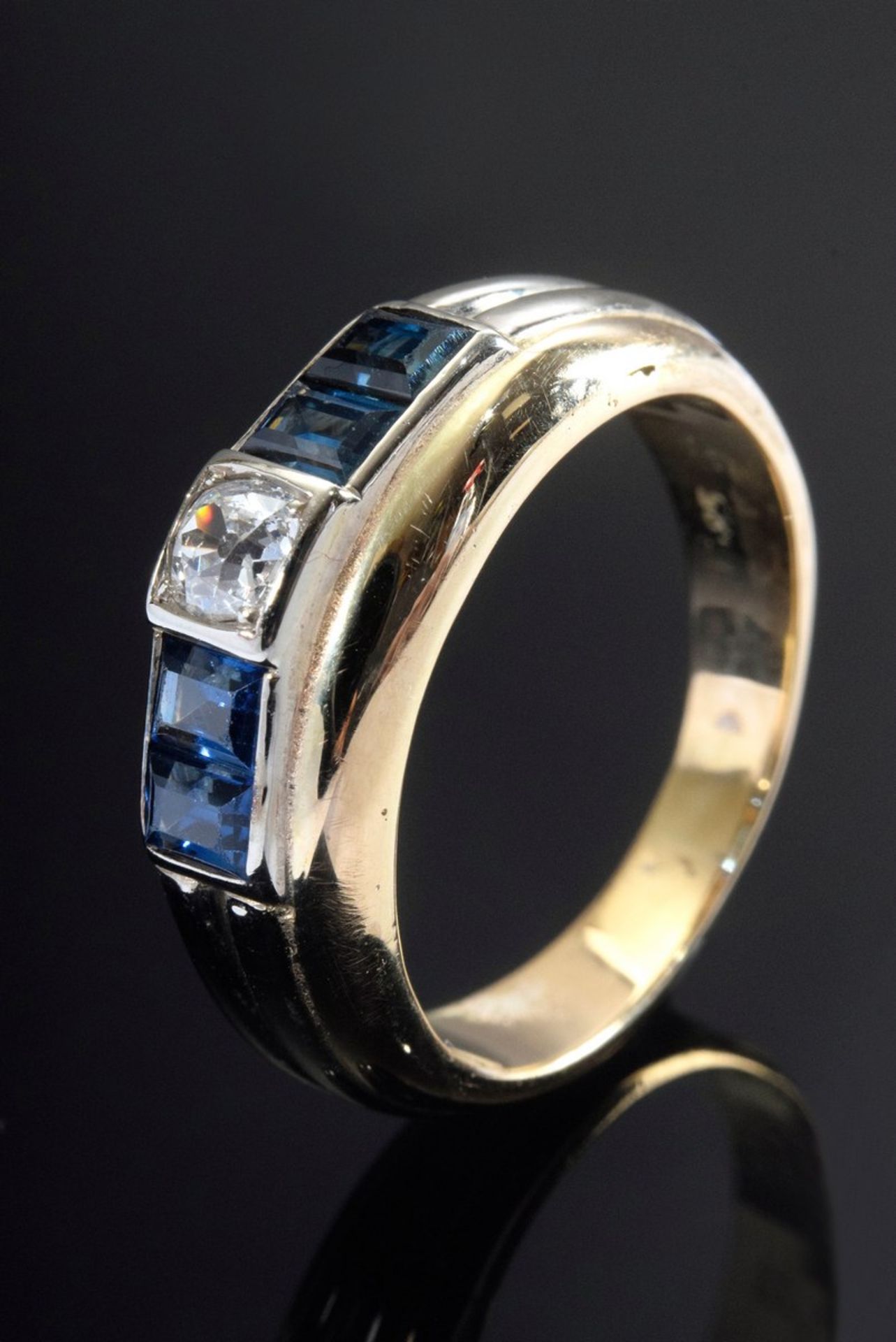 Schmaler GG/WG 585 Ring mit Altschliffdiamanten (zus. ca. 0.20ct/P/C) und 4 synthetischen blauen