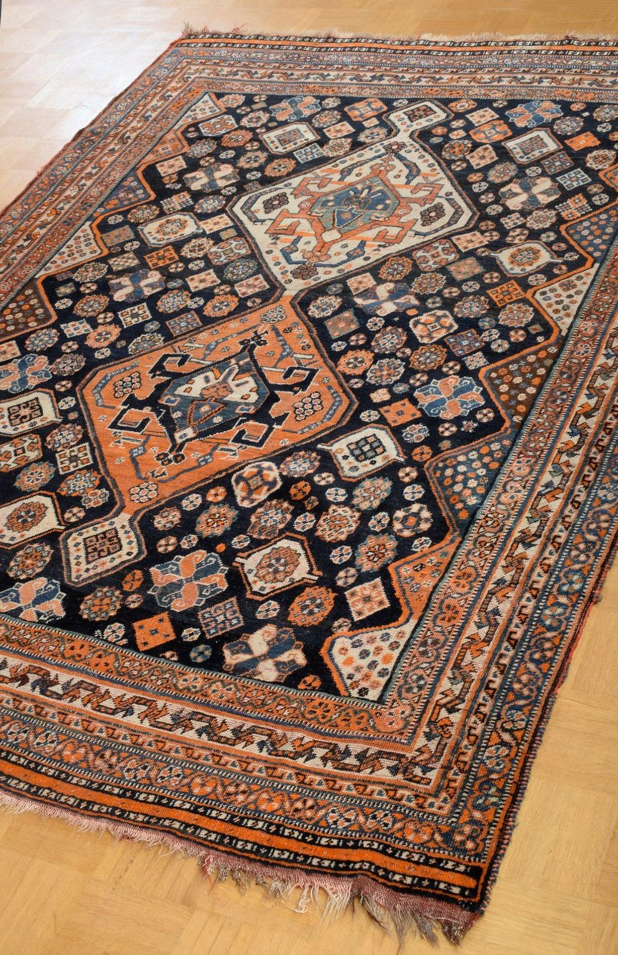 Kaschkai Teppich mit Doppelmedaillon auf vielfach ornamentiertem dunkelblauen Mittelfeld in