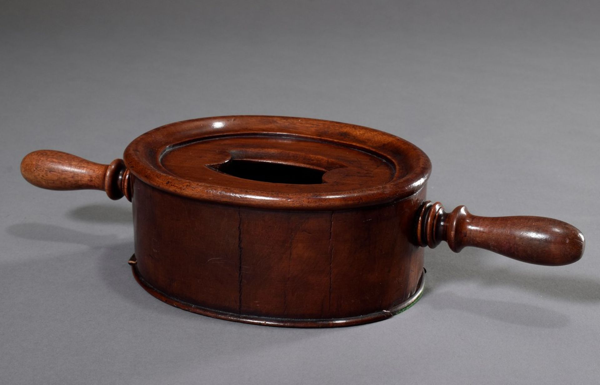 Ovale Kollektenbüchse mit gedrechselten Griffen, rötlich gebeiztes Holz, um 1900, 7,5x36x14,5cm,