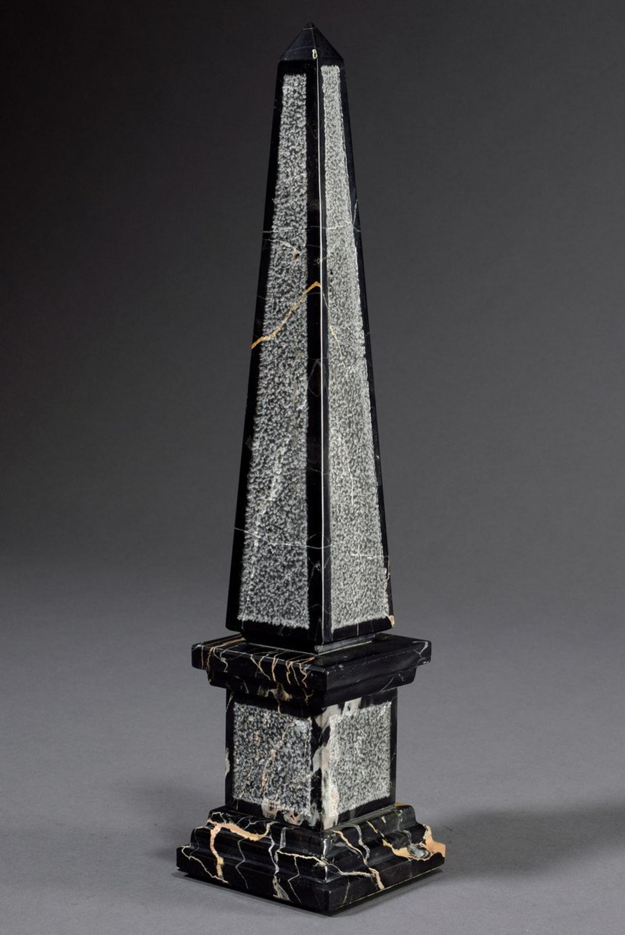 Dekorationsobelisk, schwarzer Marmor mit heller Äderung, partiell bossiert, H. 35,5cm, min. - Bild 2 aus 2