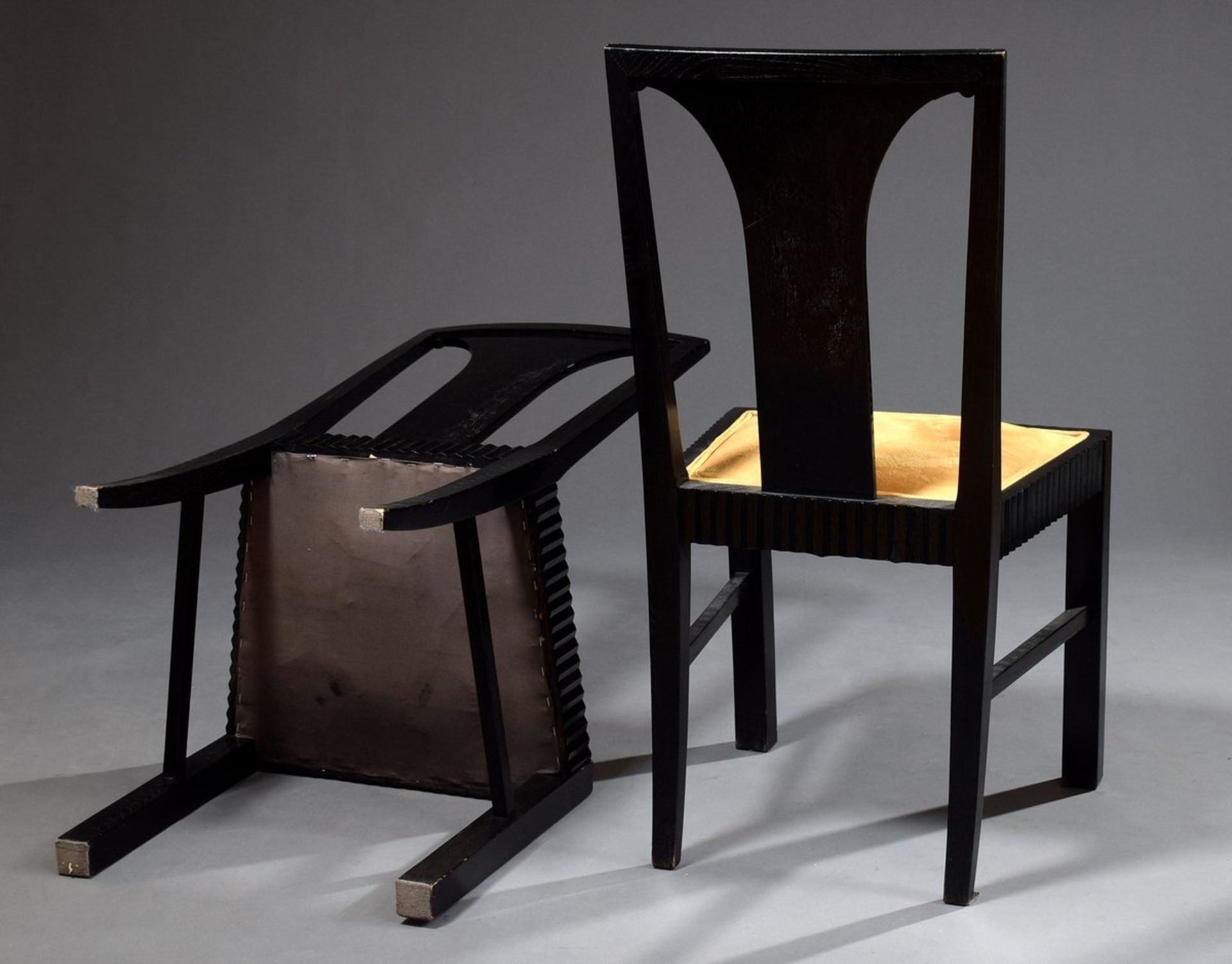 2 Wiener Werkstätte Stühle mit floral abstrahierten Schnitzereien, gebürstete Mooreiche mit - Bild 4 aus 4