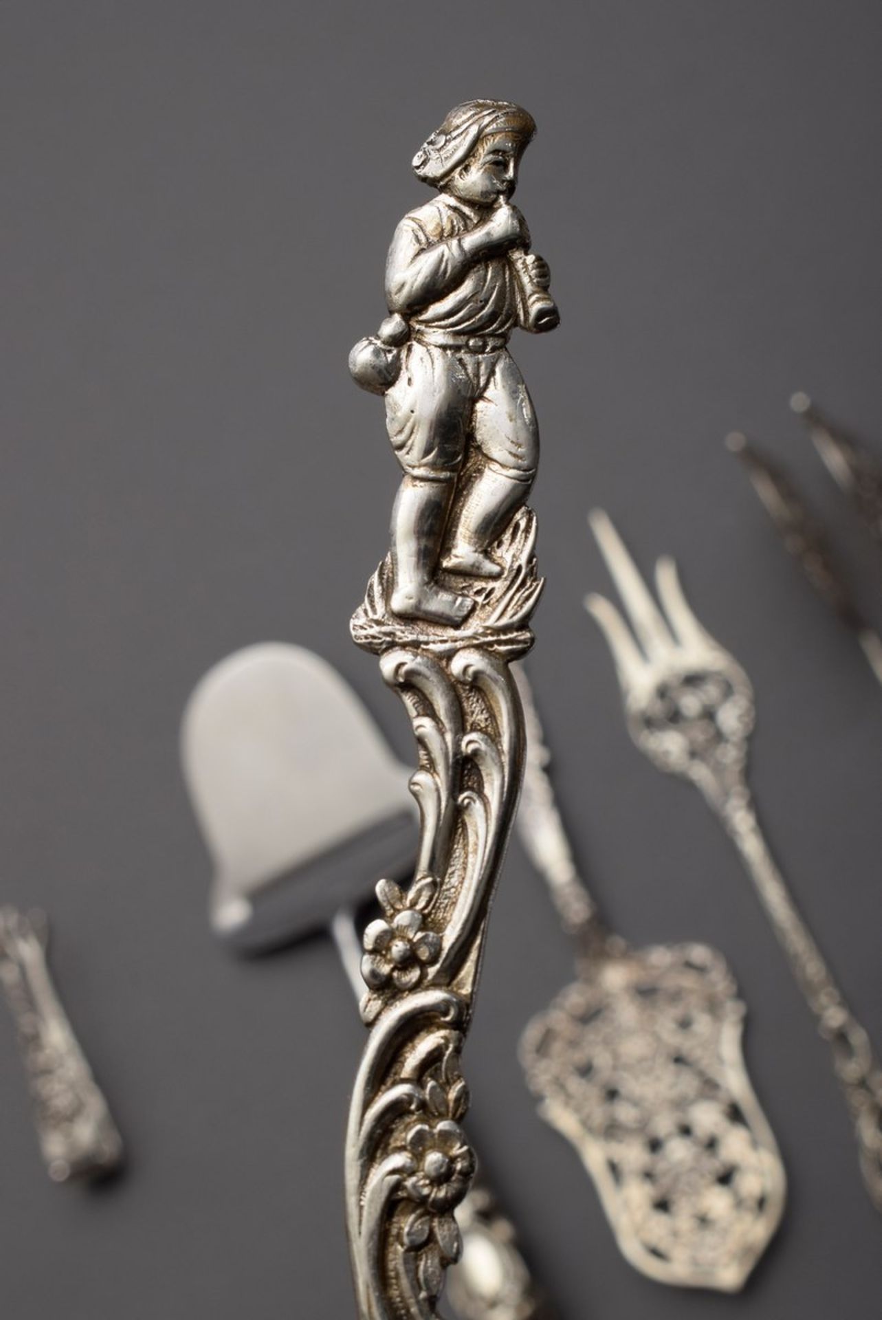 6 Diverse reich reliefierte Vorlegeteile mit floralen und figürlichen Mustern, Silber 800/833, - Bild 2 aus 9