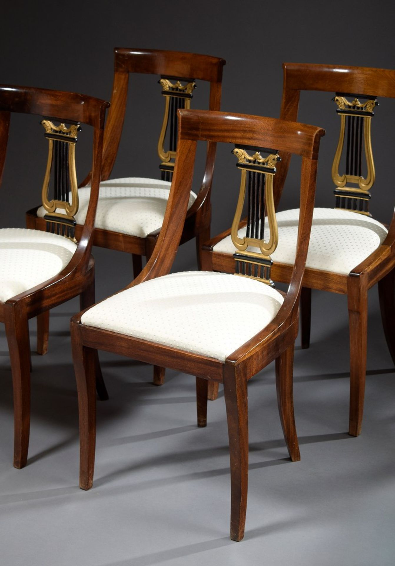 4 Stühle im Empire Stil mit geschnitztem Lyramotiv in der Lehne und hellen Sitzpolstern, Nussbaum,