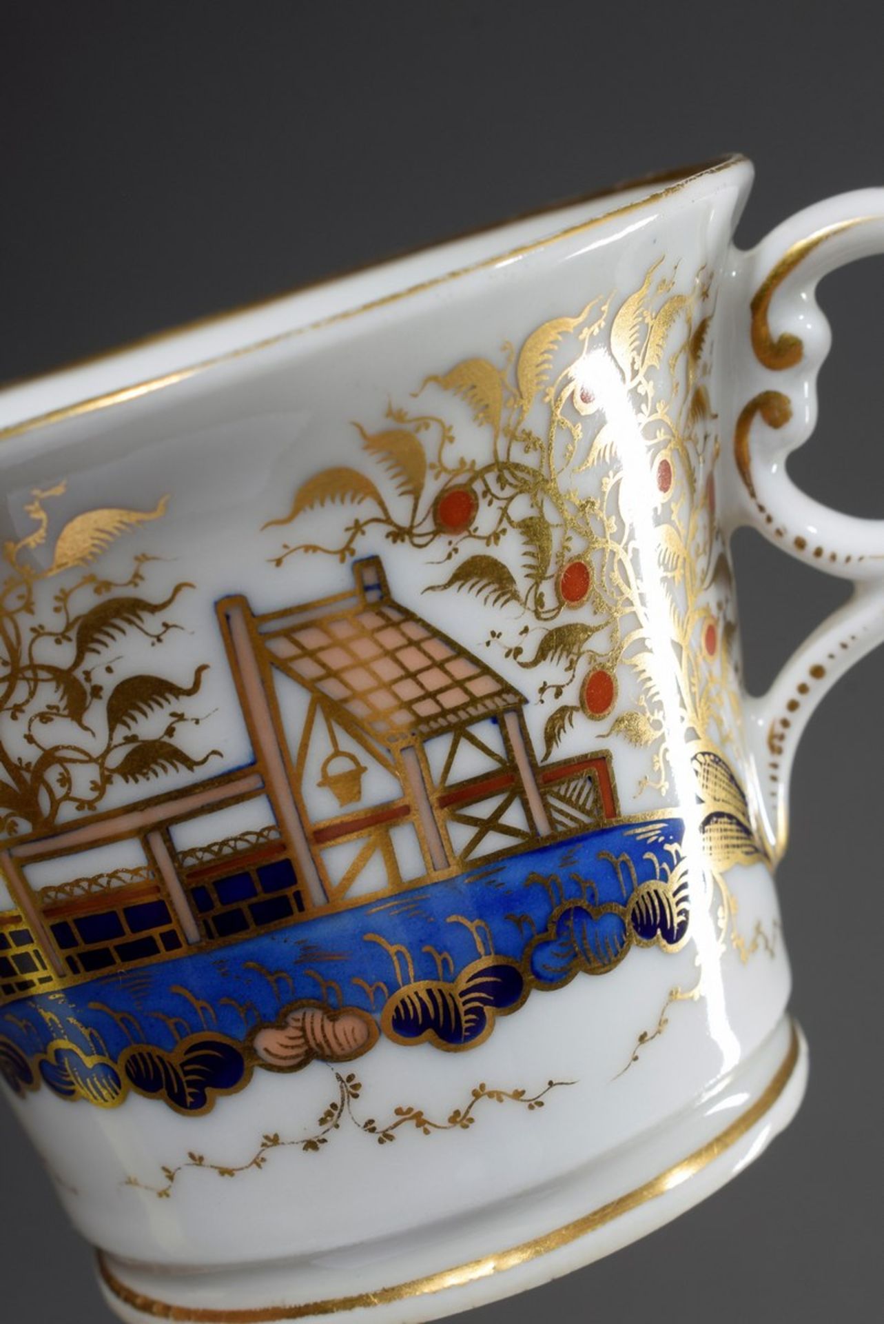 Englische Porzellan Tasse im chinesischen Stil "Landschaft mit Figuren", farbig bemalt, mit - Bild 4 aus 6