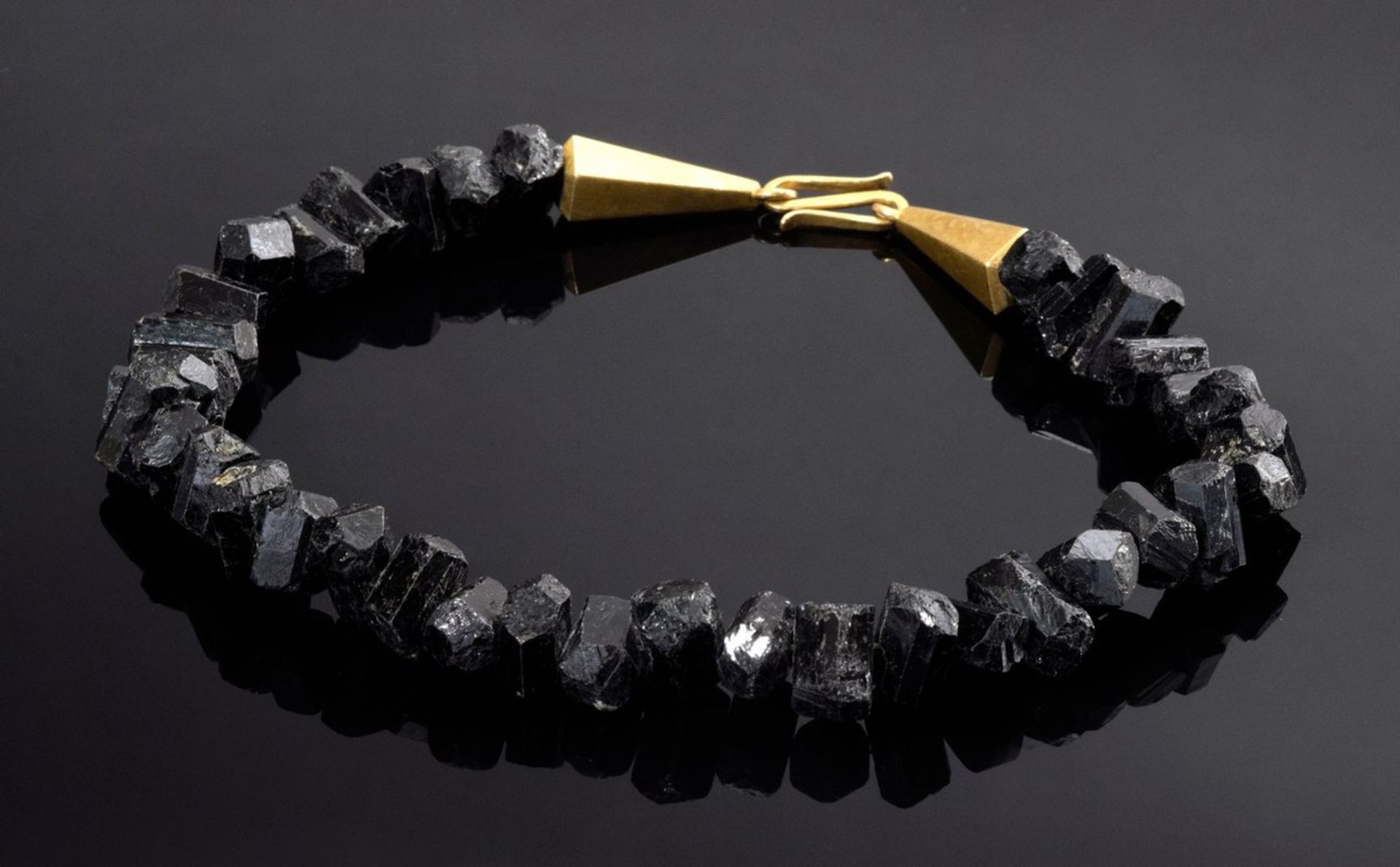 Extravagantes Collier aus naturbelassenen schwarzen Turmalinen mit Bronzeverschluss, 142,8g, L. 45,