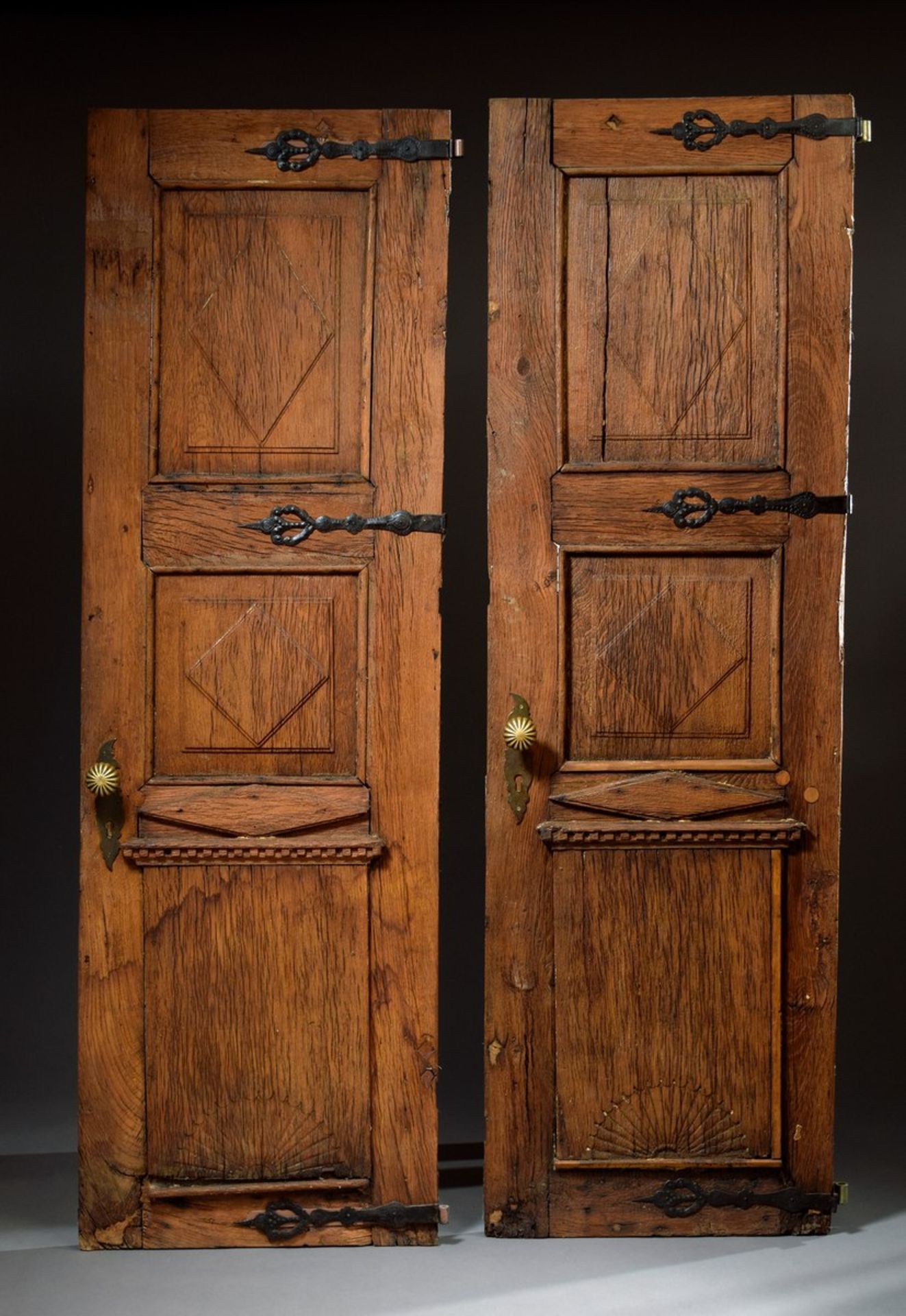 Paar antike Eichen Türen mit floral geschmiedeten Eisenbeschlägen, ca. 226x70cm, kleine Defekte,