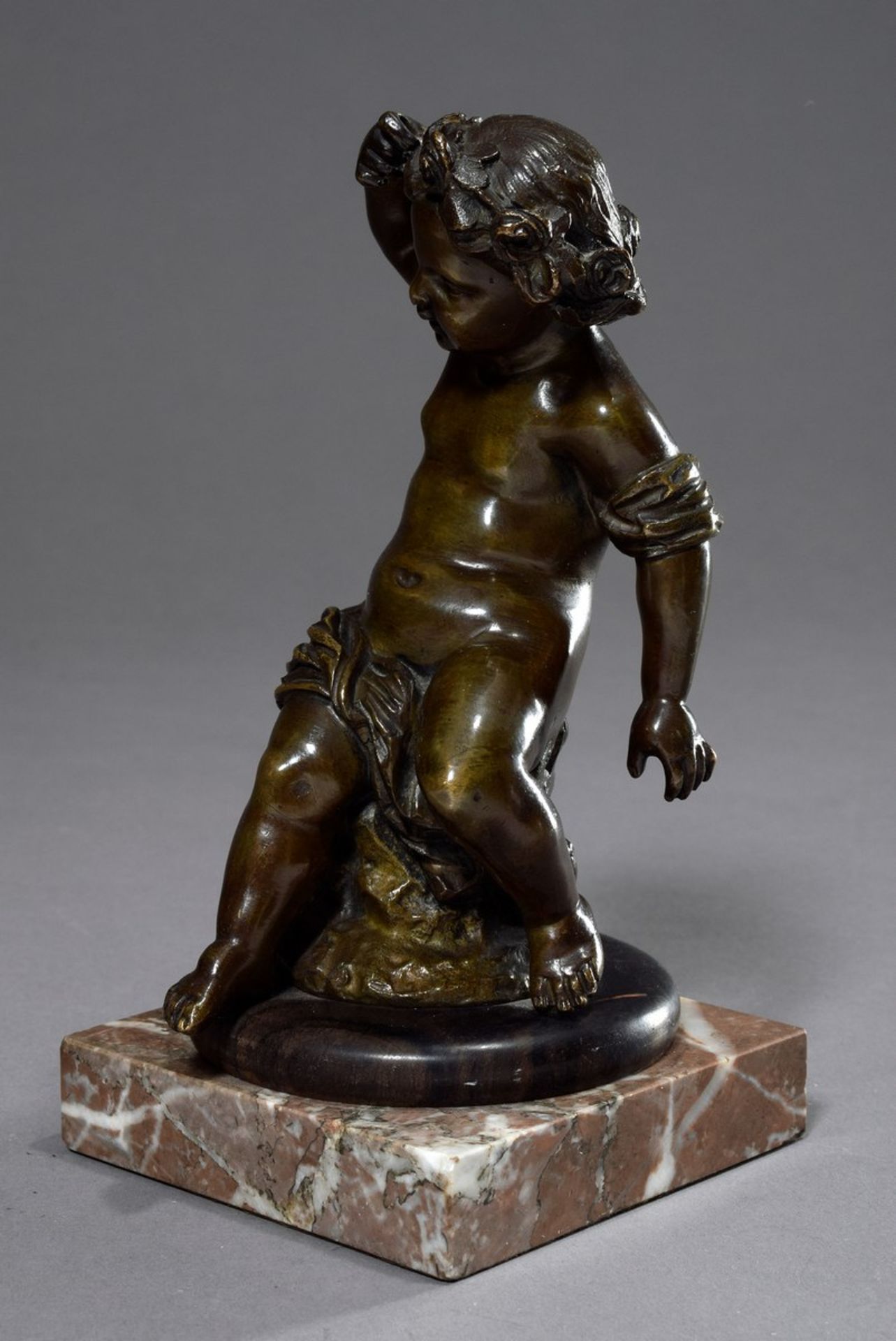 Boucher, Alfred (1850-1934) „Putto mit Blütenkranz“, sign., auf Marmor/Holz Sockel, H. 16/19cm, - Bild 2 aus 5