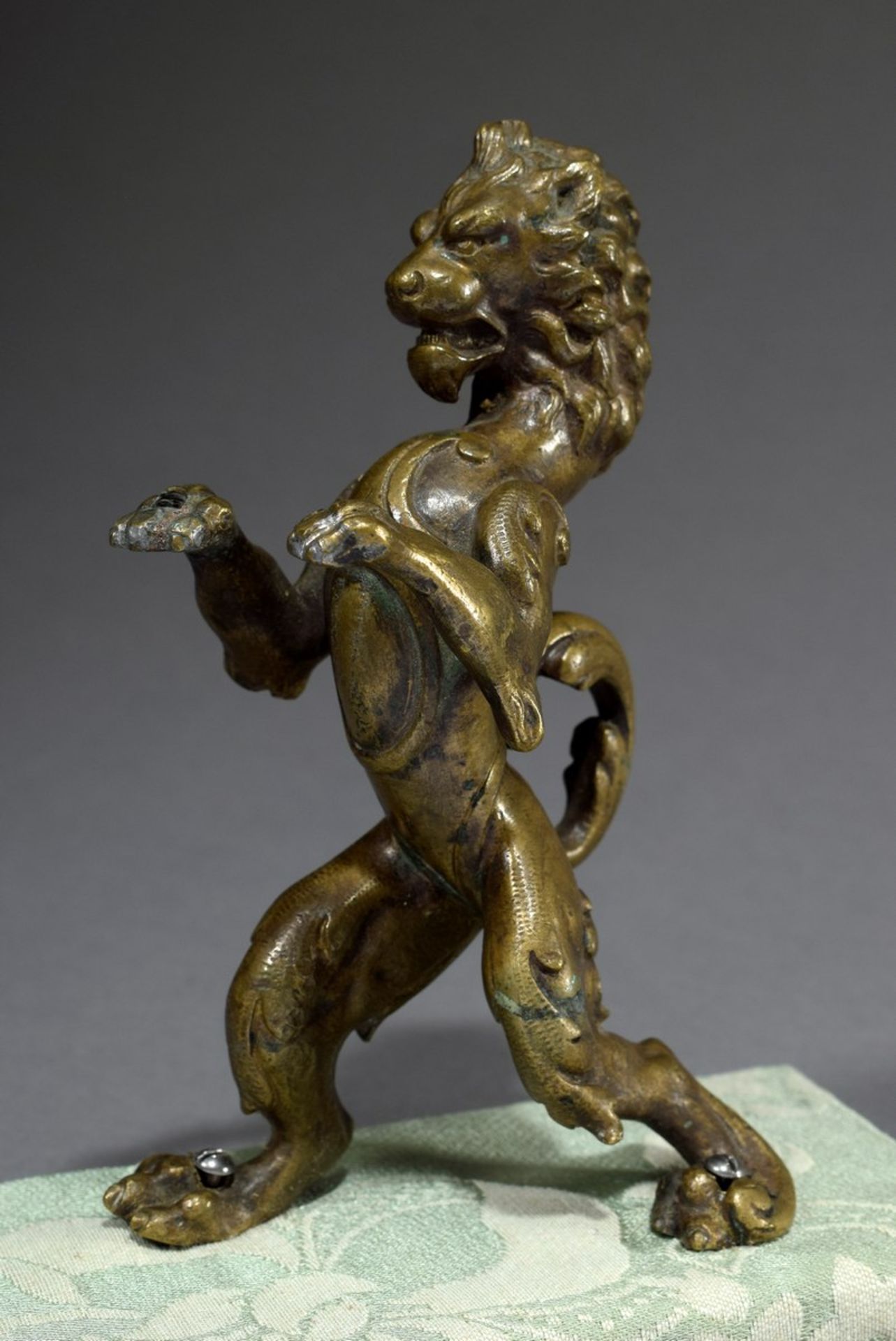 Skulptur „Steigender Löwe“, Gelbguss, auf Plinthe, Ende 19.Jh., H. 13,5/15cm, ehem. Slg. Walter