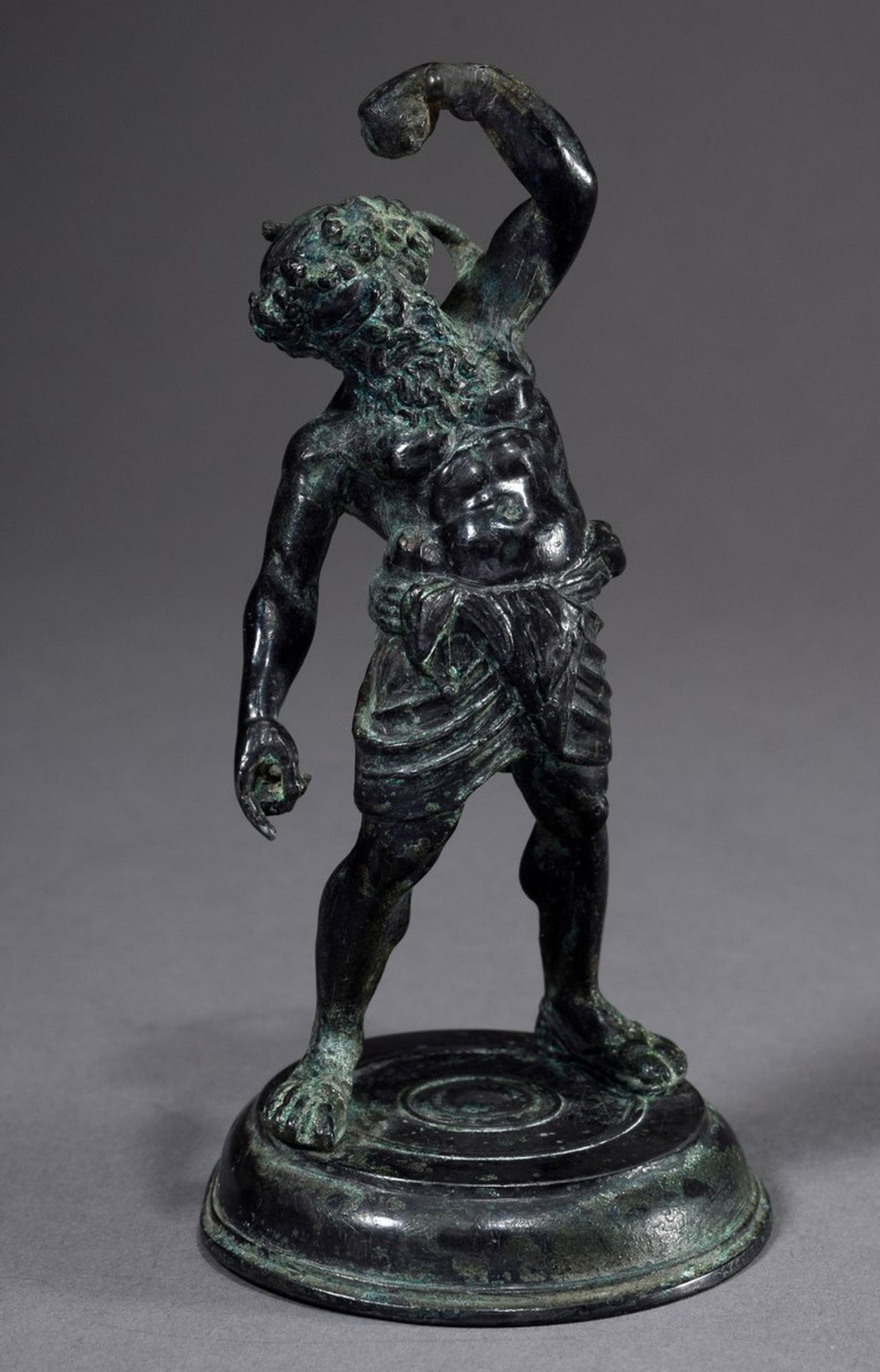 Antike Statuette „Trunkener Silen“, Bronze, grünlich/schwarz patiniert, auf rundem Podest, 19.Jh.,