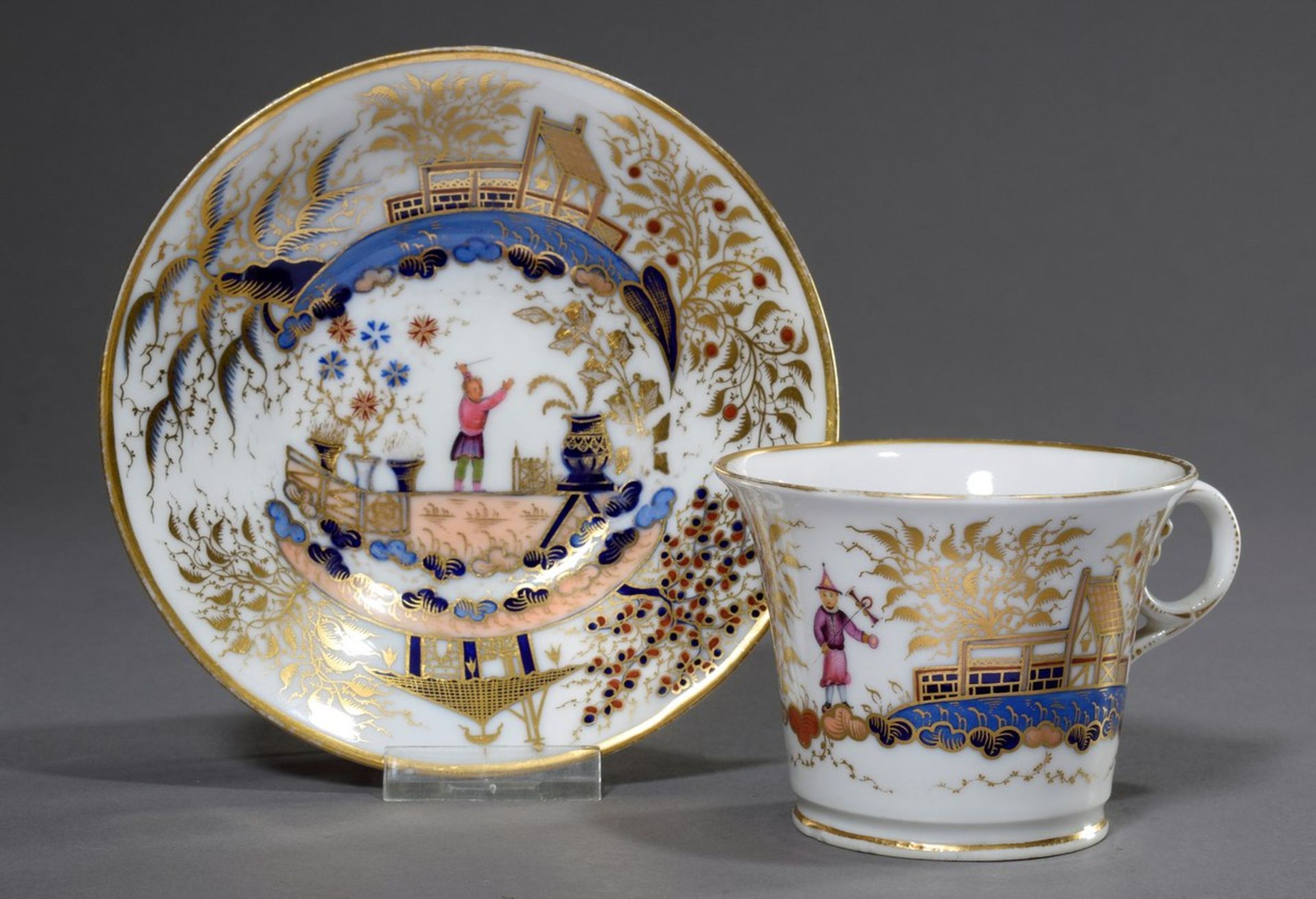 Englische Porzellan Tasse im chinesischen Stil "Landschaft mit Figuren", farbig bemalt, mit
