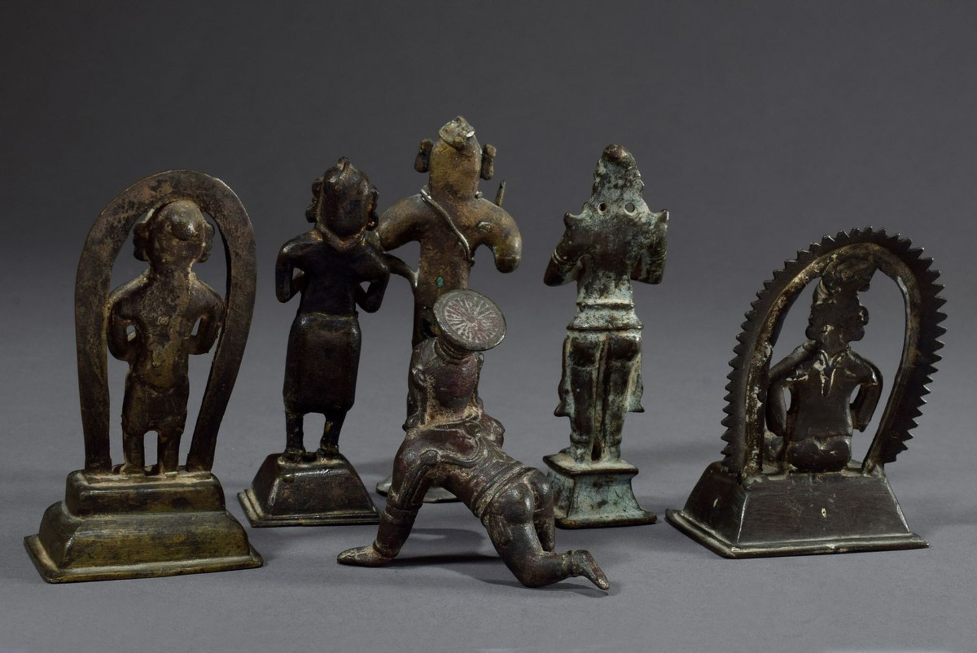 6 Diverse figürliche Bronzen: 3 "Betende", 2 "Thronende" und 1 "Vishnu Baby", Indien 19.Jh., H. 7- - Bild 2 aus 10