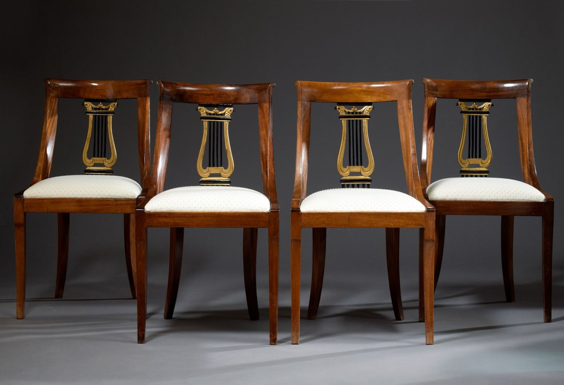 4 Stühle im Empire Stil mit geschnitztem Lyramotiv in der Lehne und hellen Sitzpolstern, Nussbaum, - Image 2 of 8