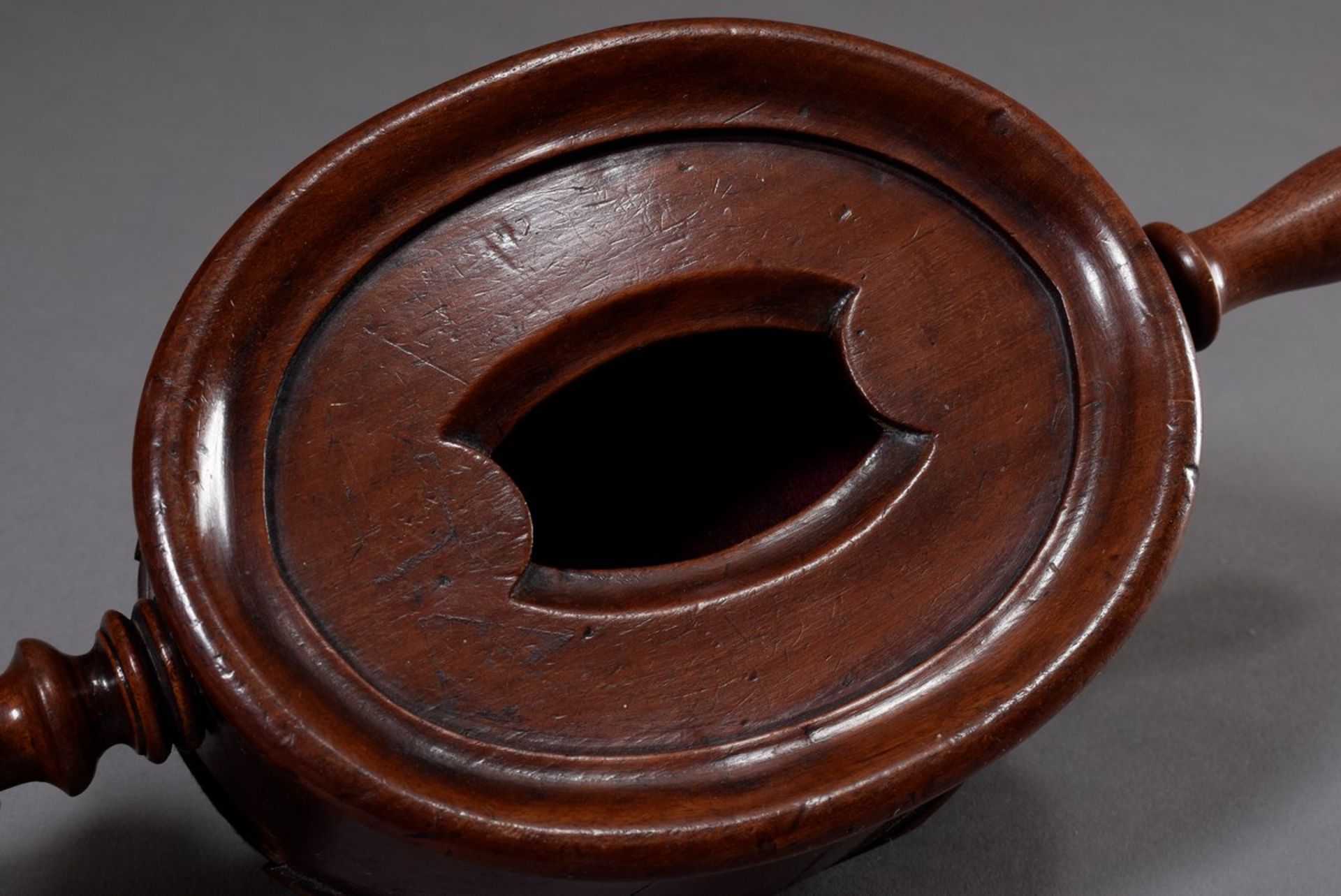 Ovale Kollektenbüchse mit gedrechselten Griffen, rötlich gebeiztes Holz, um 1900, 7,5x36x14,5cm, - Bild 3 aus 4