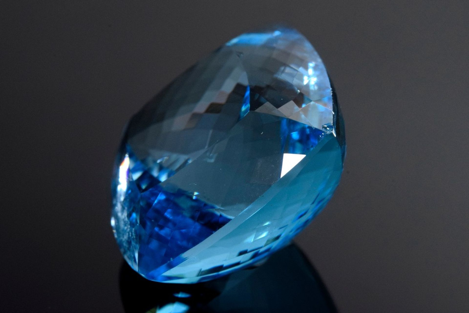 Blauer Edeltopas im Kissenschliff (ca. 56,7ct, 21,5x20,5x13,8mm), augenrein, bestrahlt - Bild 2 aus 4