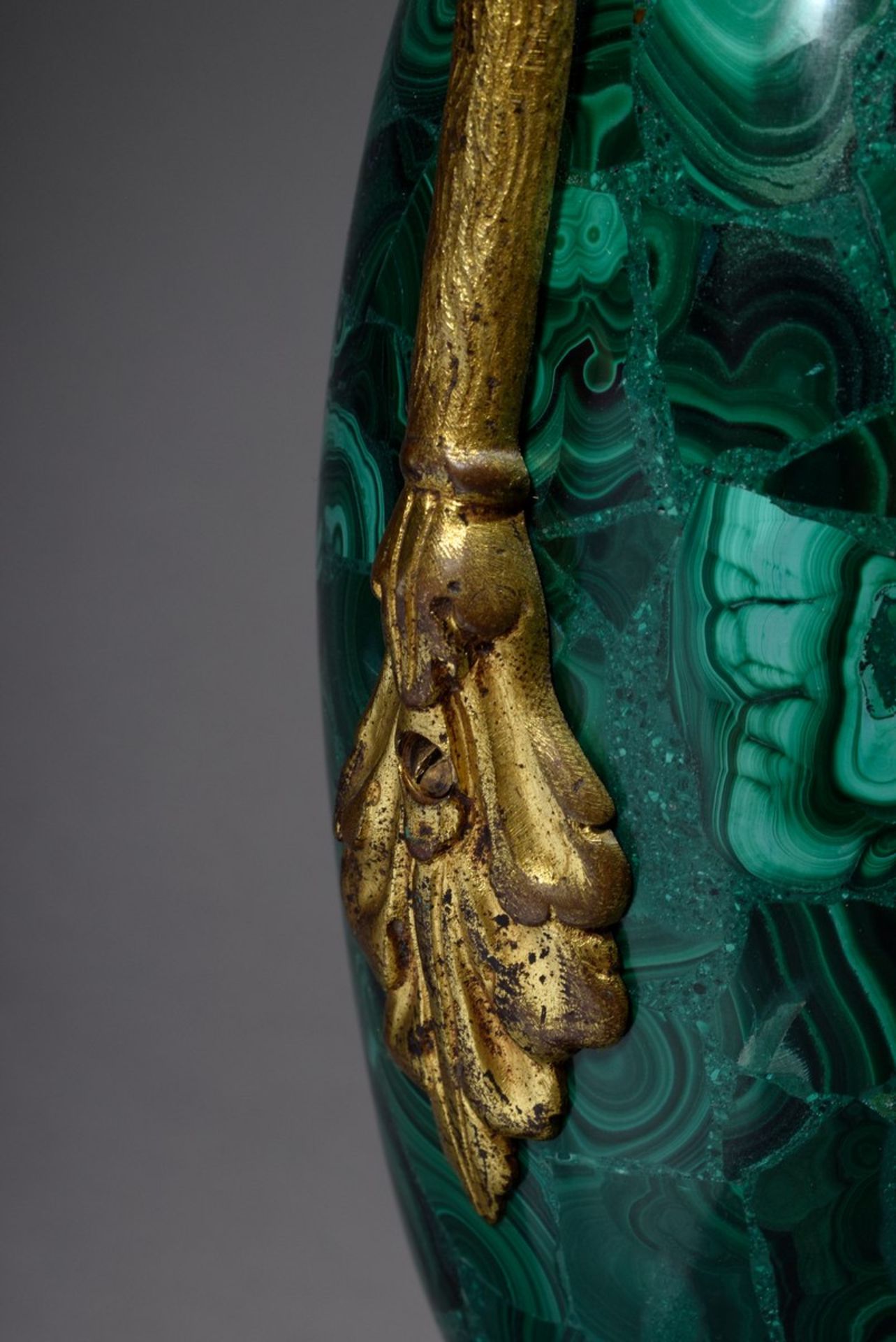 Paar Prunkvasen im Empire Stil mit ovoidem Malachit Korpus und ebensolchem Sockeln sowie vergoldeten - Bild 5 aus 8