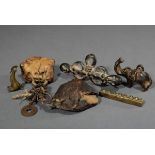 5 Diverse Teile afrikanisches Bronzegeld: Doppelfigur, Schlange, Elefant, Kranich und Amulett, L.