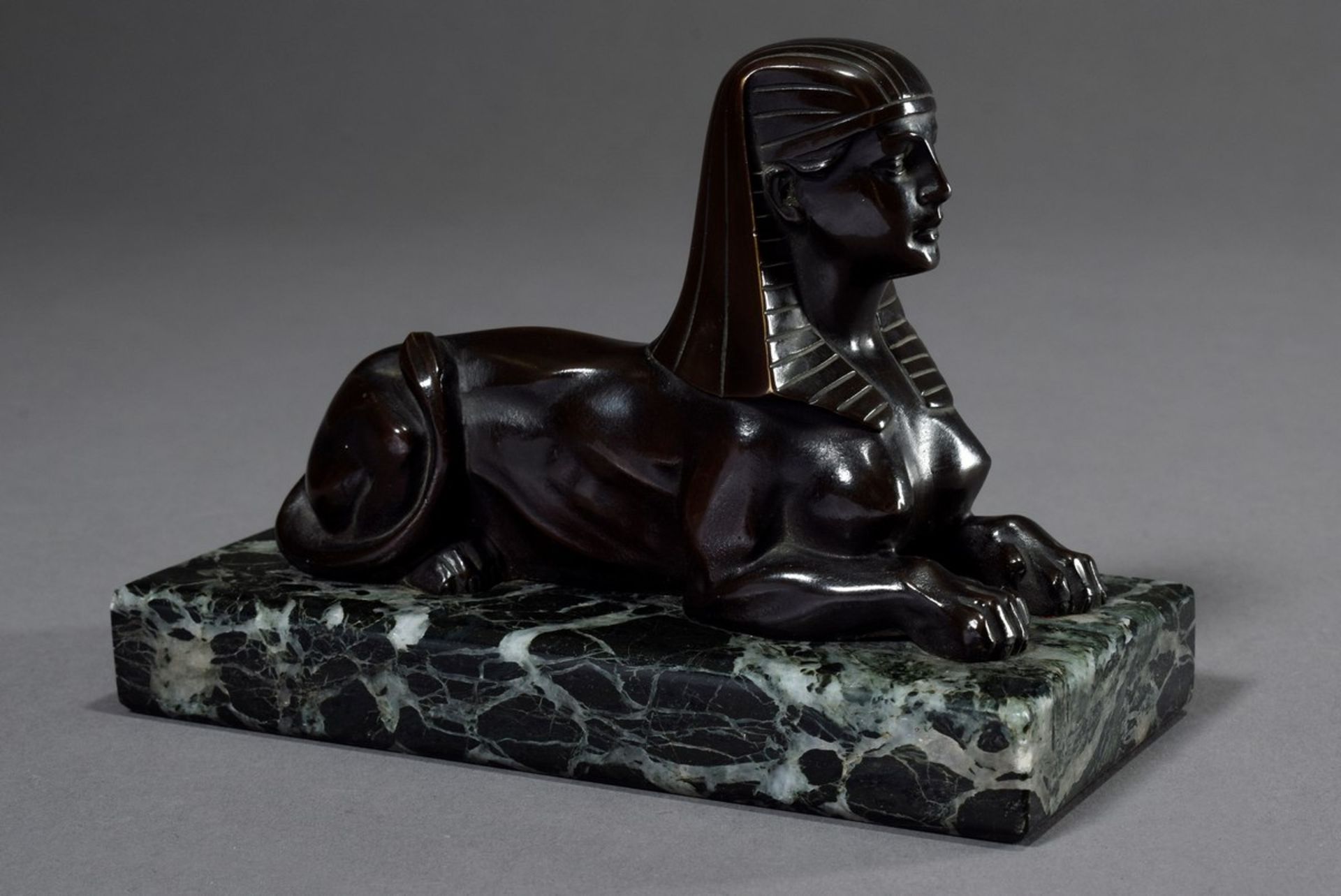 Bronze „Sphinx“ auf grünem Marmorsockel, dunkel patiniert, um 1900, H. 9/11cm, leichte