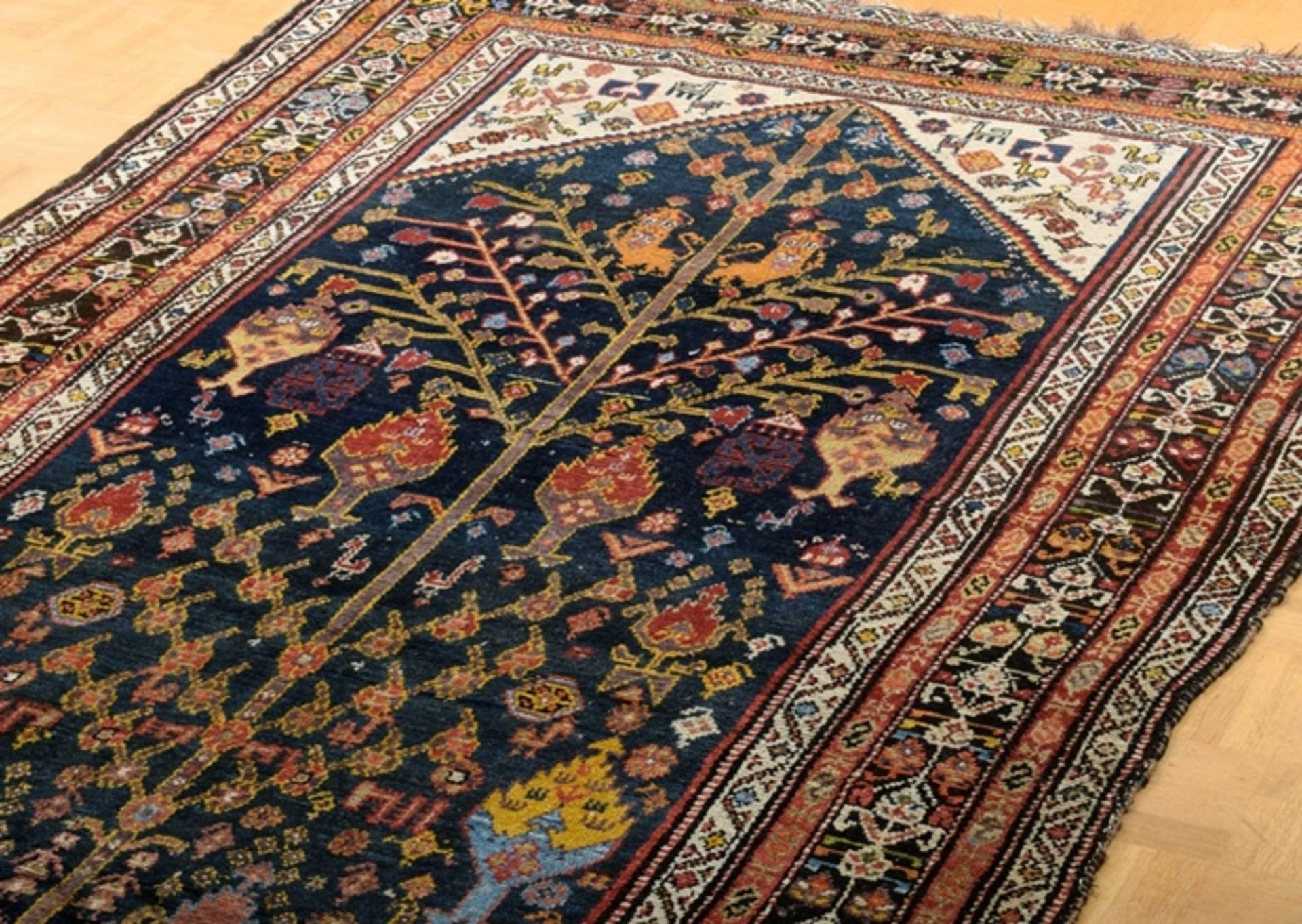 Shiraz Teppich mit stilisierter Lebensbaum- und Tierdarstellung auf dunkelblauem Fond in - Bild 10 aus 10