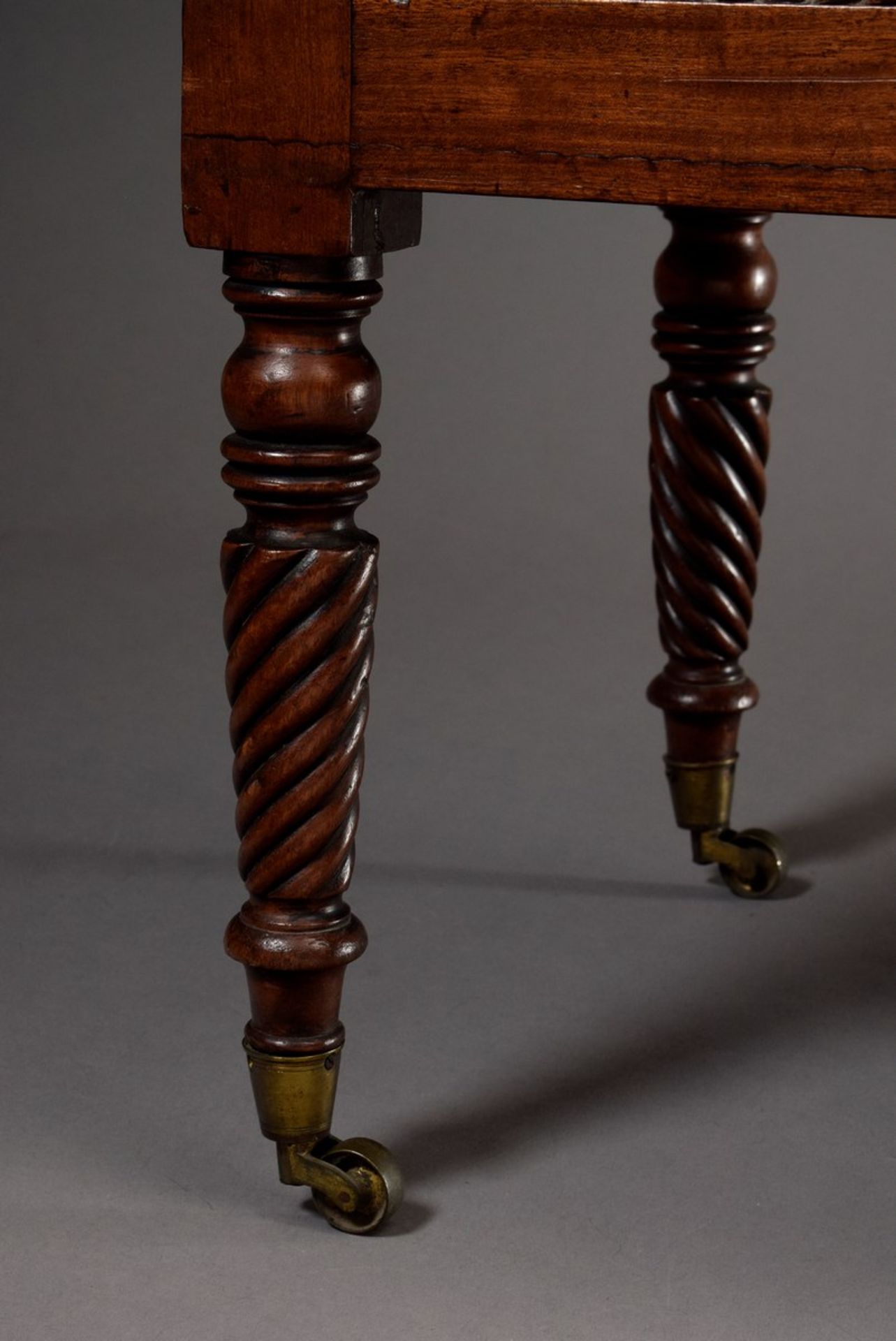 Mahagoni Bücherbord mit gerillten Zierleisten auf gedrechselten Beinen mit Rollen, dreistöckig und - Bild 4 aus 5