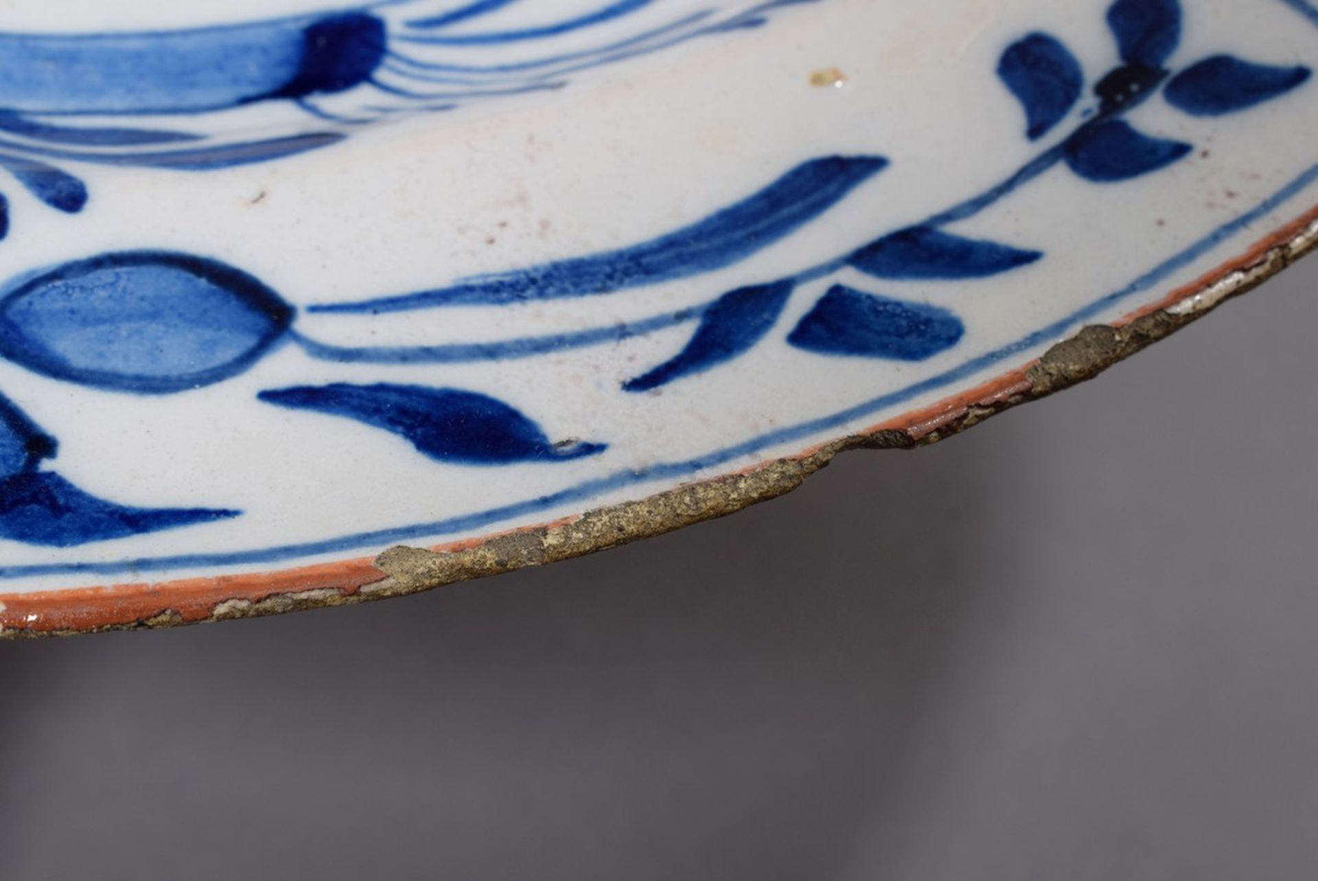 Großer Delfter Teller mit Blaumalerei Dekor "Blumenvase", Ø 34,5cm, am Rand bestoßen, - Bild 6 aus 9