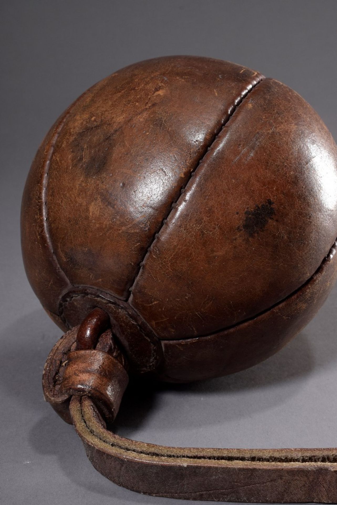 Alter Leder Wurfball mit schöner Patina, braun, Ø ca. 20cm, leichte Gebrauchsspuren - Bild 3 aus 4