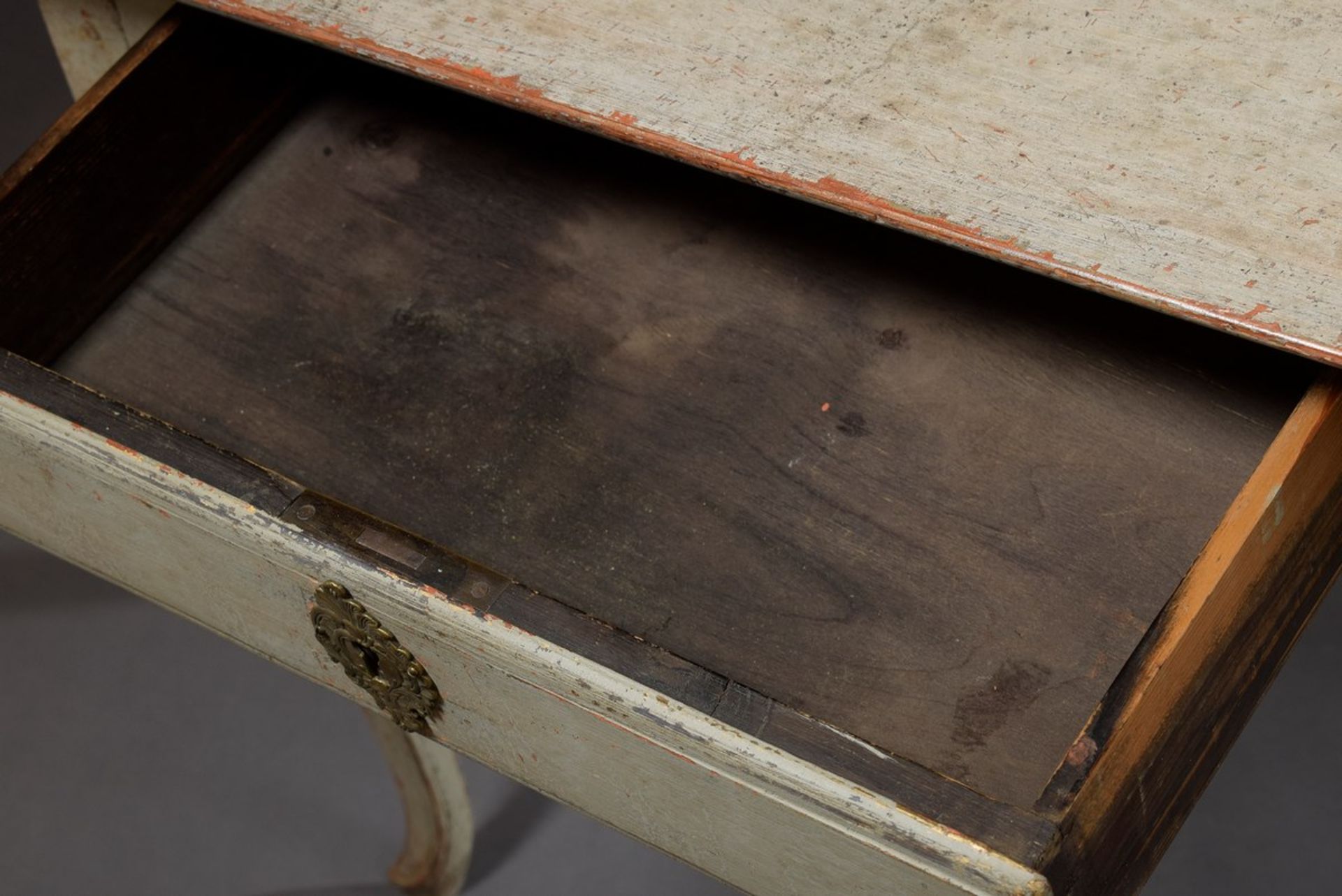 Schwedischer Barock Tisch mit marmorierter Platte und einem Schub auf geschwungenen Beinen, - Bild 3 aus 5