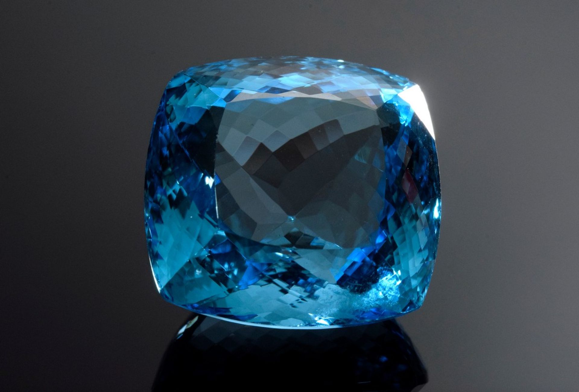 Blauer Edeltopas im Kissenschliff (ca. 56,7ct, 21,5x20,5x13,8mm), augenrein, bestrahlt