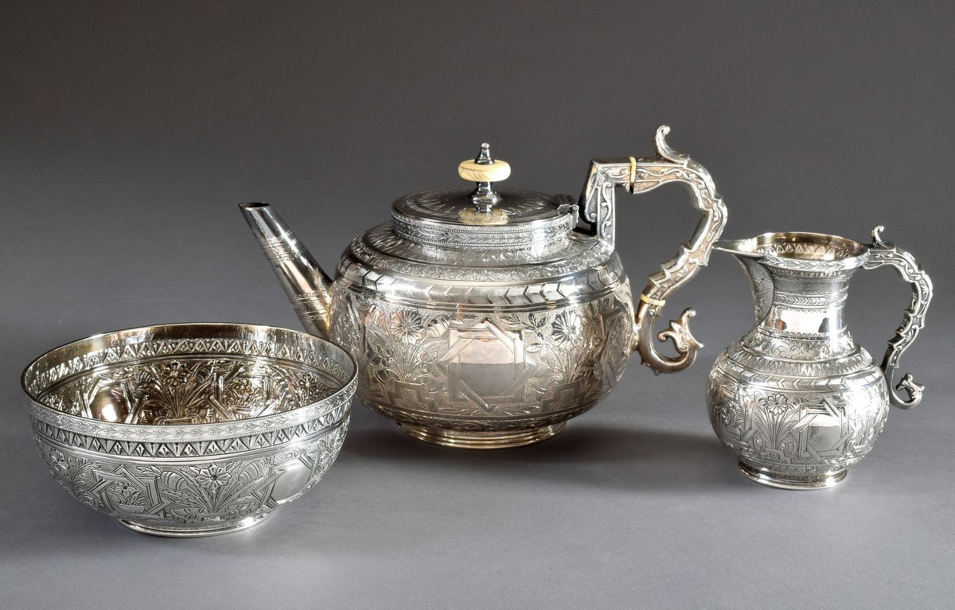 3 Teile viktorianisches Teeset mit reichem Gravurdekor in orientalischem Stil, W & C/Sissons, London