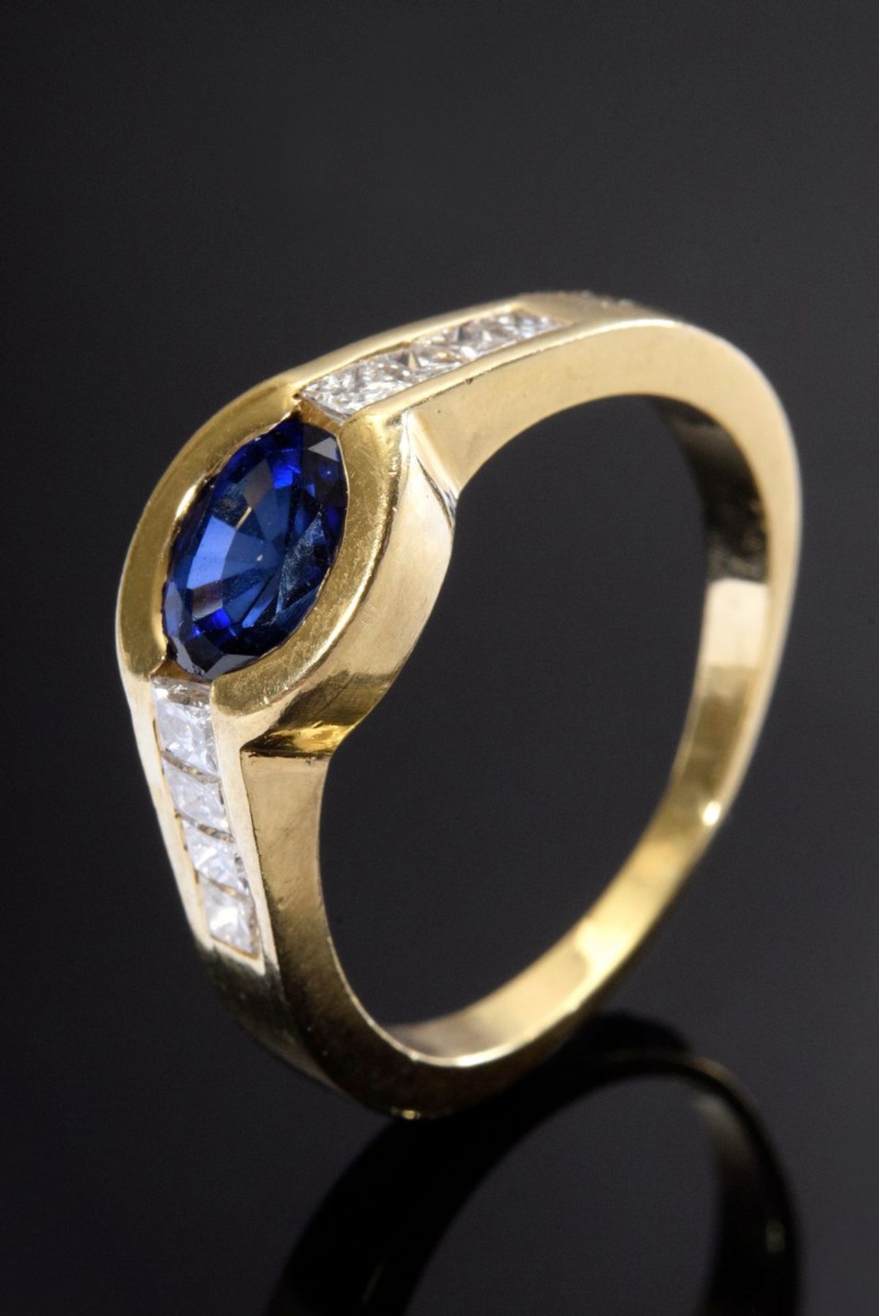 Attraktiver GG 750 Ring mit facettiertem Saphir (ca. 0.70ct) sowie Diamantcarrées (zus. ca. 0.80ct/